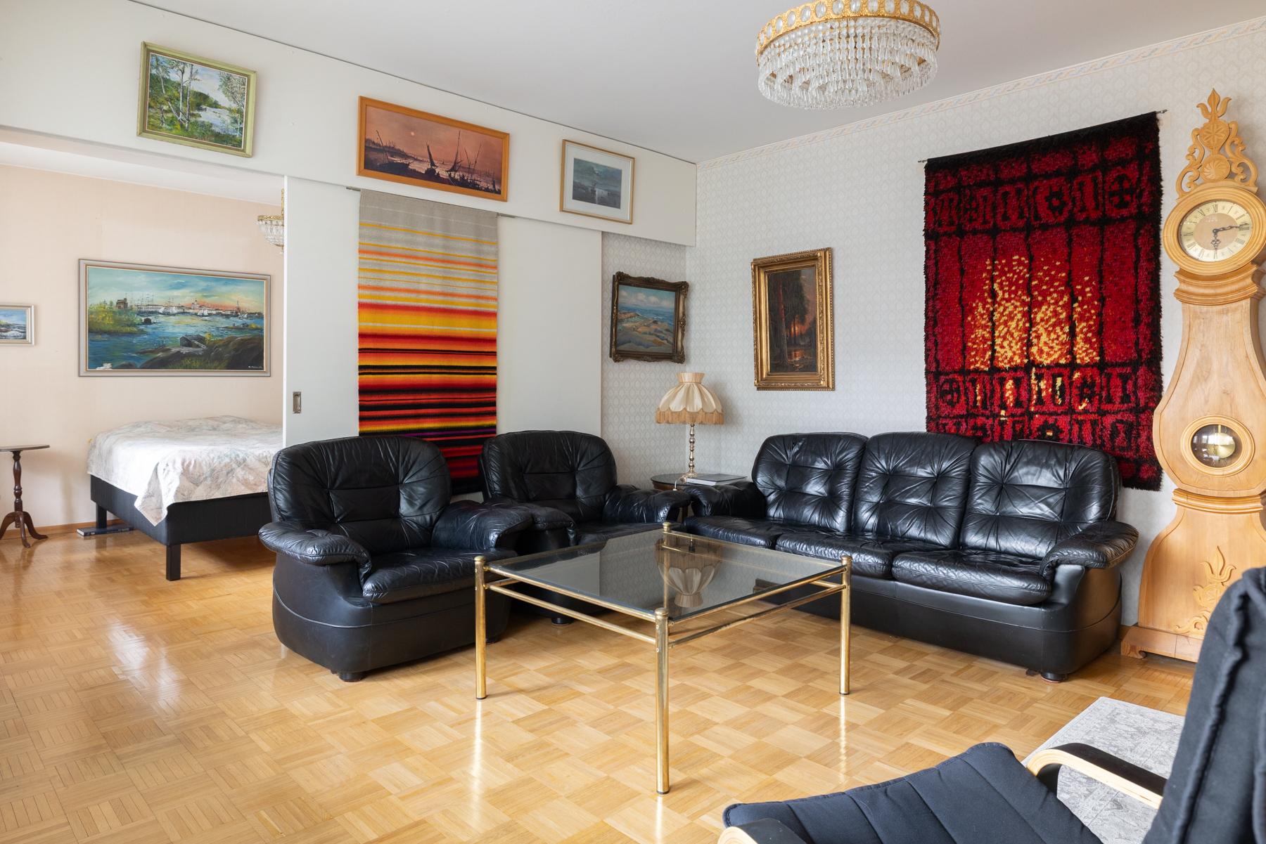 Olohuonetta ja näkymää yhteen makuuhuoneeseen