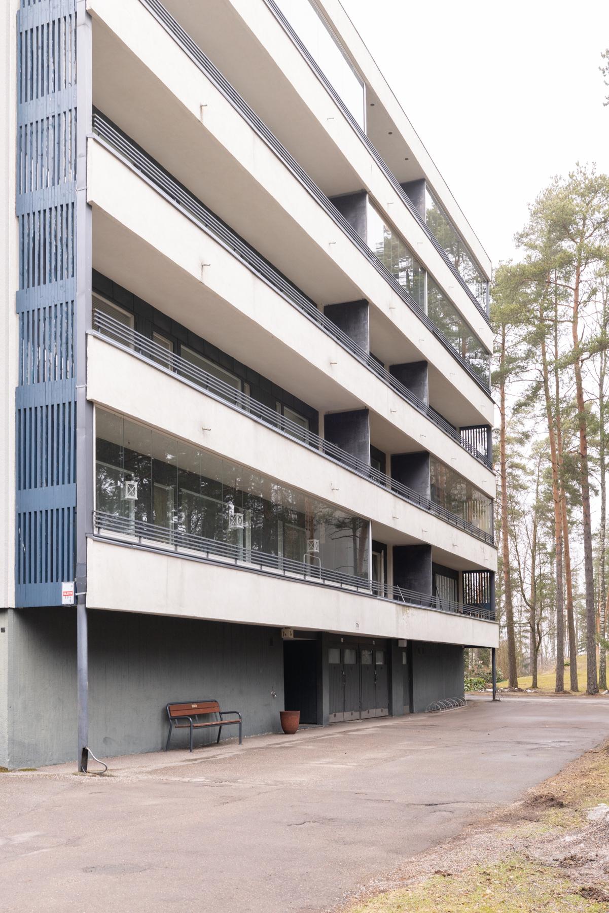 Talo sisäänkäynnin puolelta