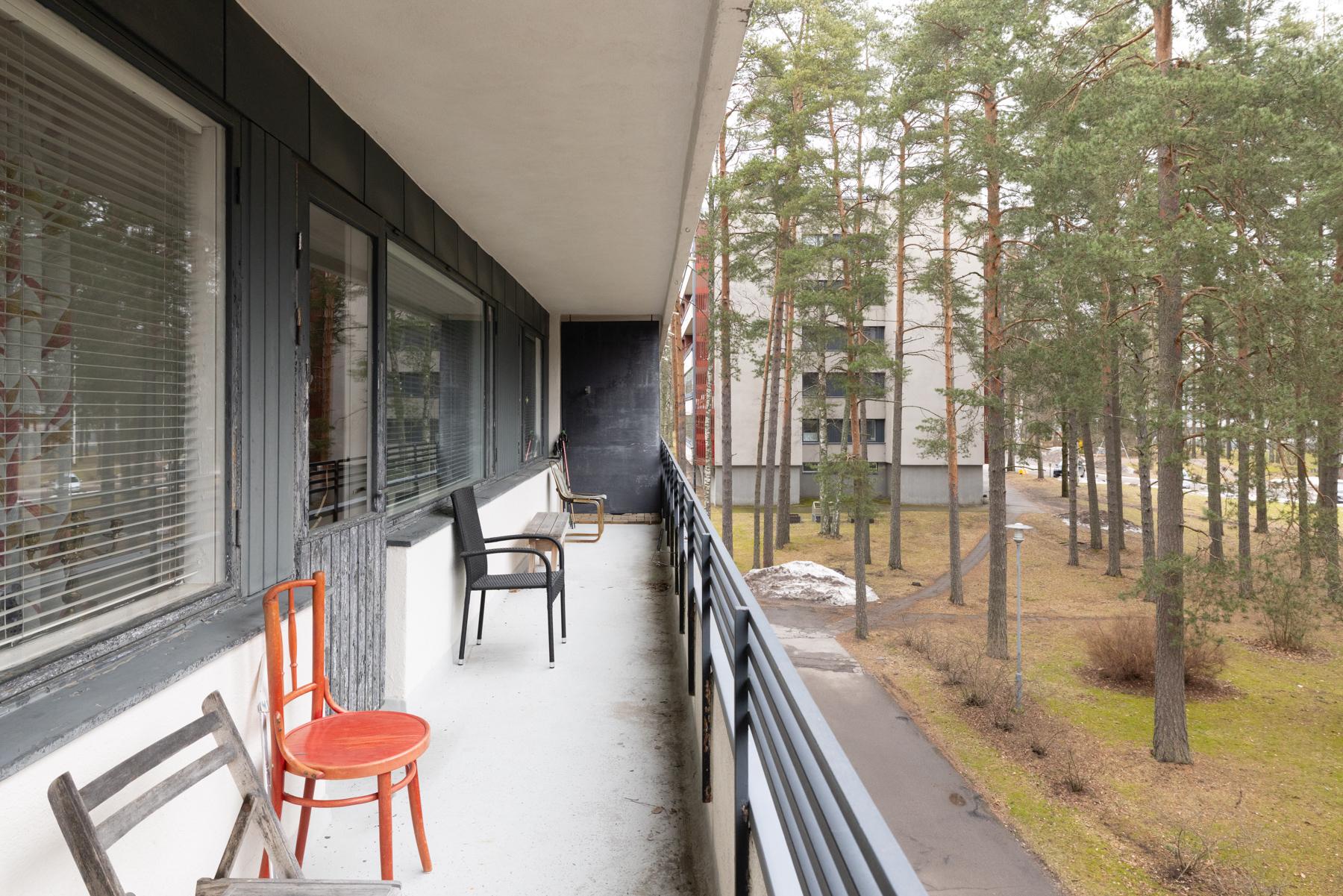 Koko huoneiston levyinen parveke