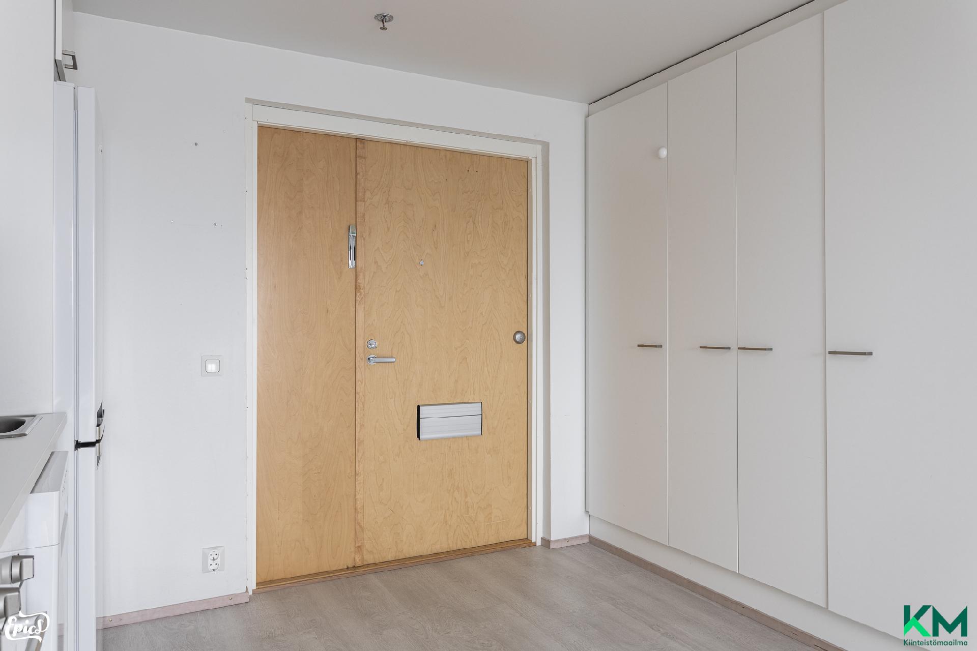 Asunnon oven saa leveästi auki.