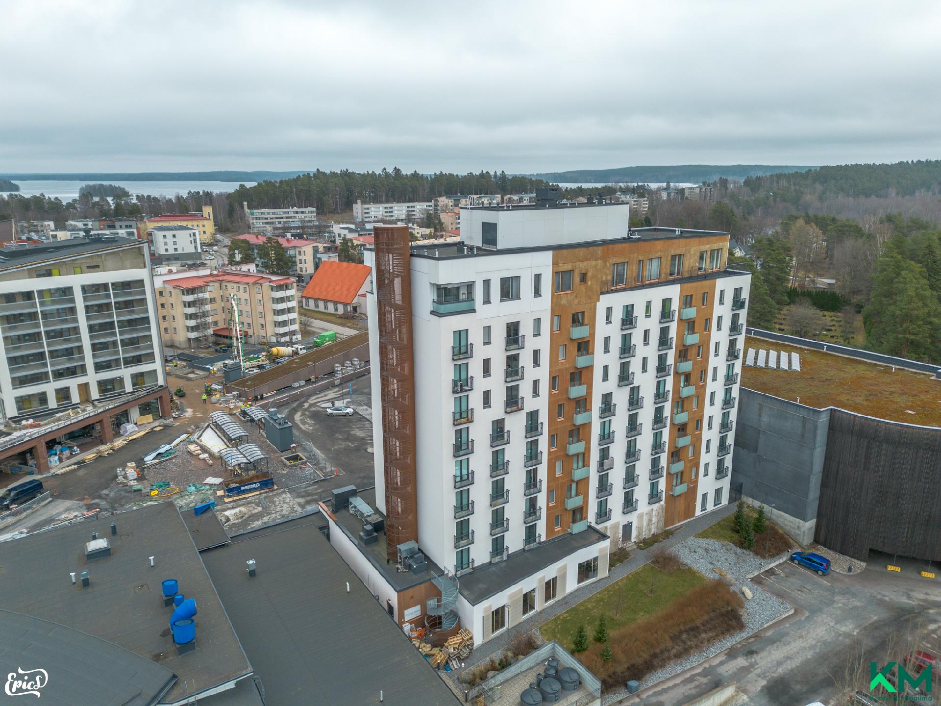 Asunnon ikkunat suuntautuvat keskustaa kohti ja aina Vesijärvinäkymiin!