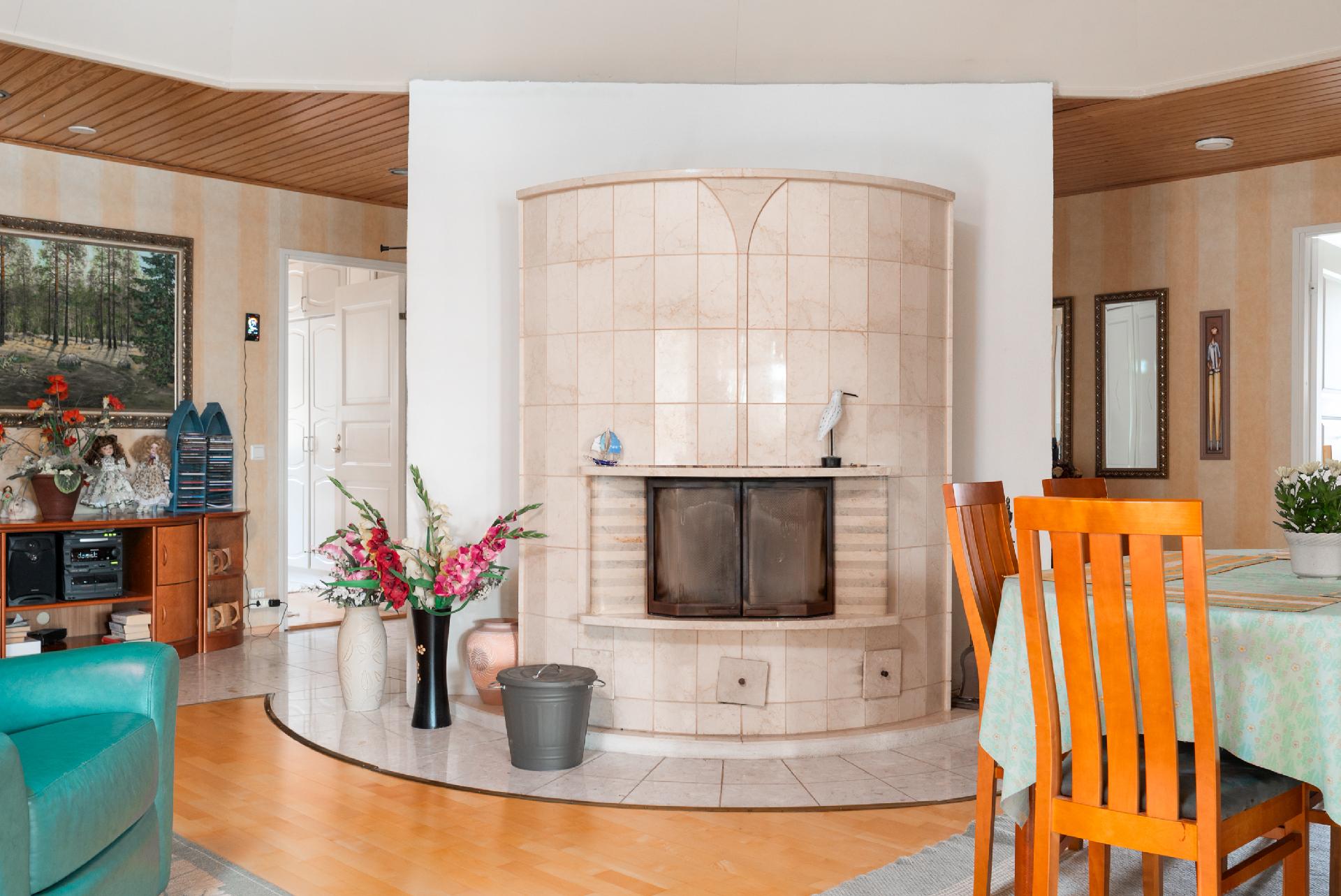 Olohuoneessa varaava takka