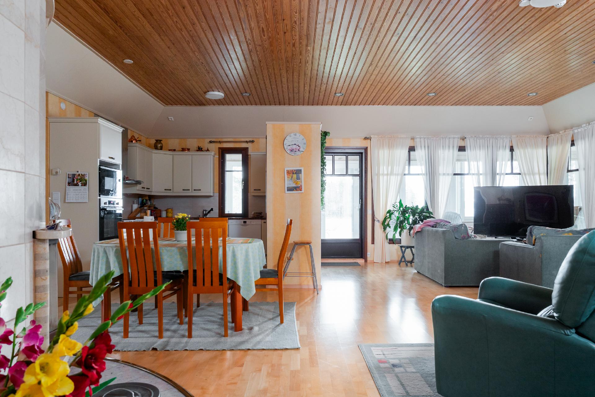 Olohuone/ ruokailutilaa