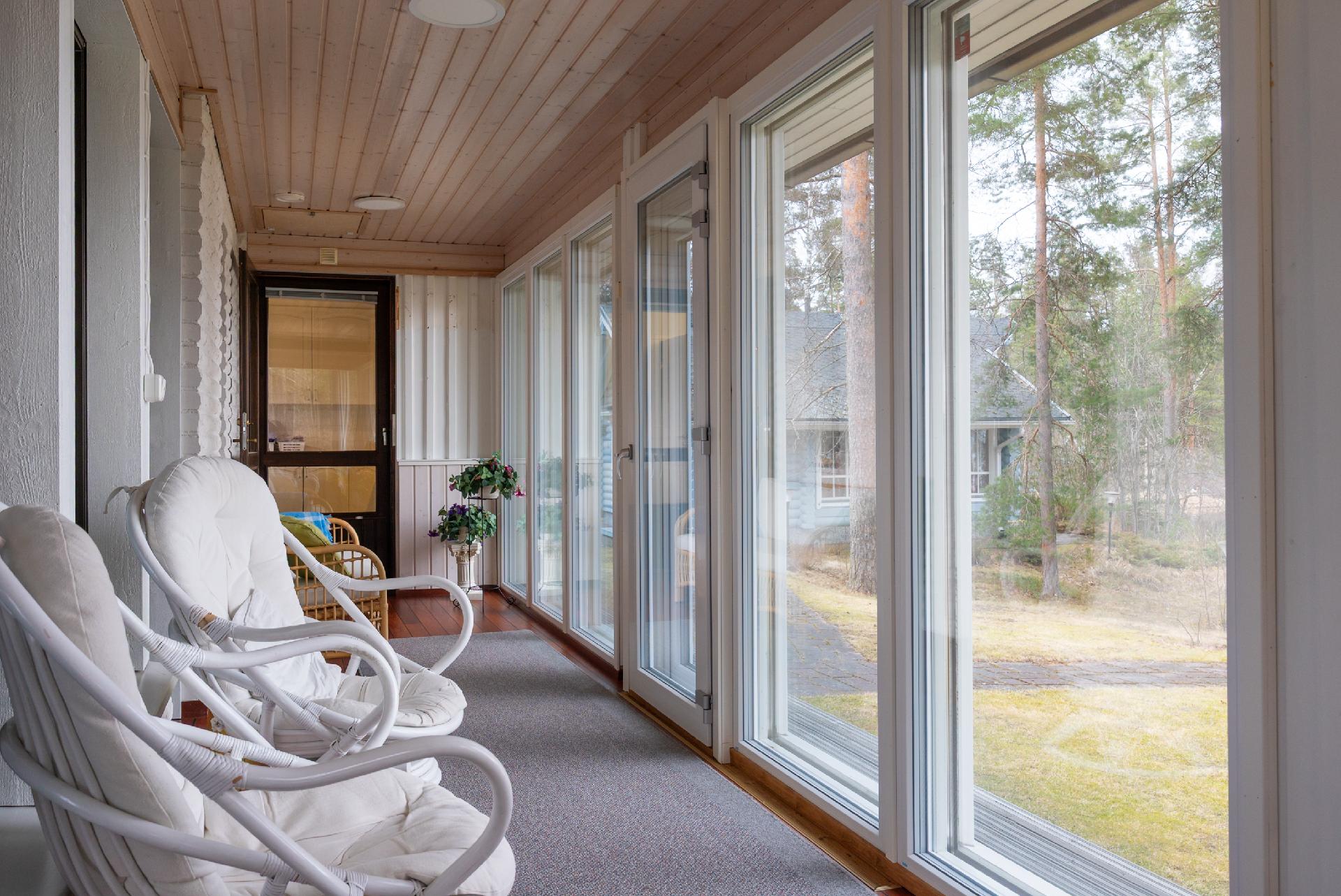 Lasiterassia päärakennuksessa