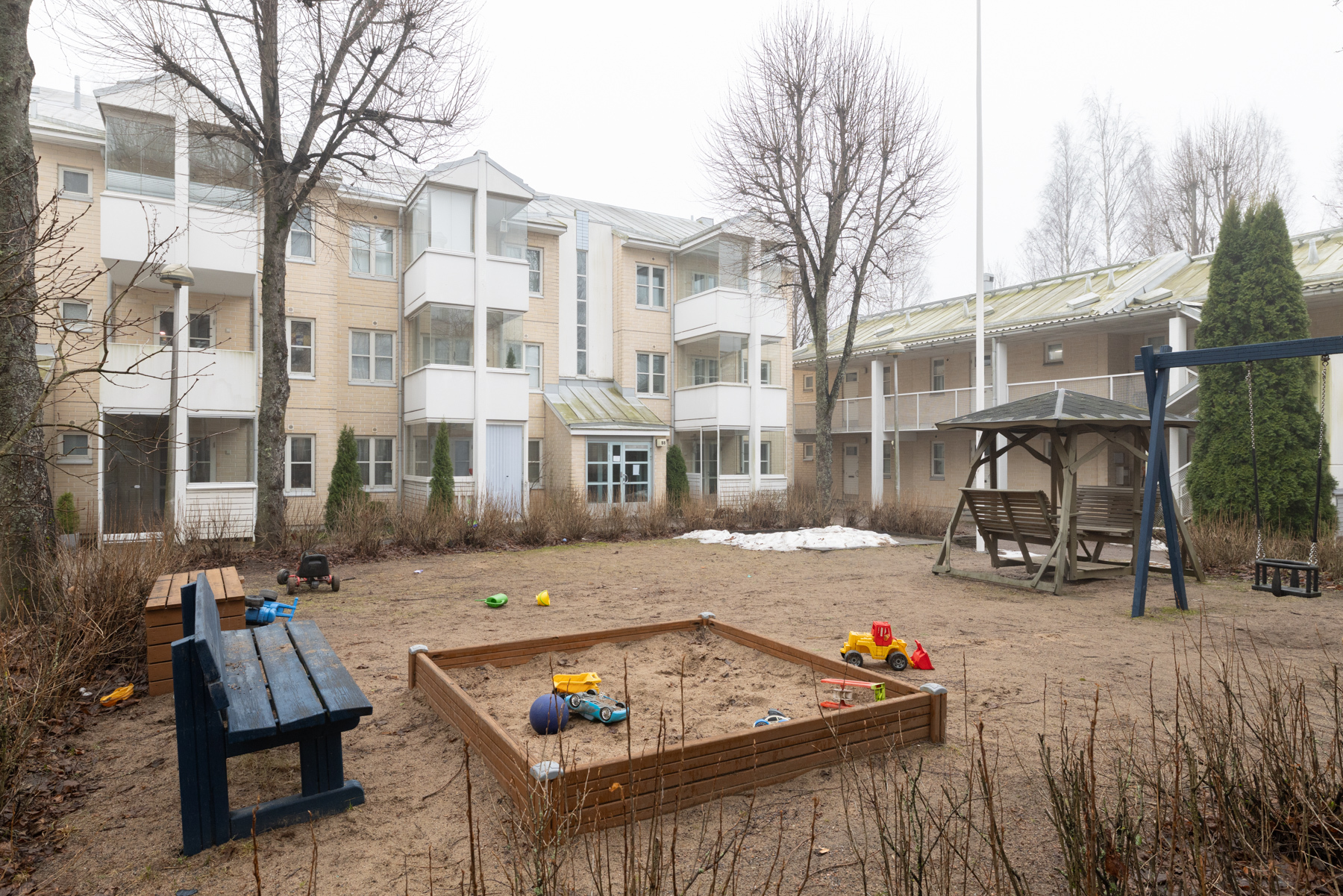 Taloyhtiön pihaa