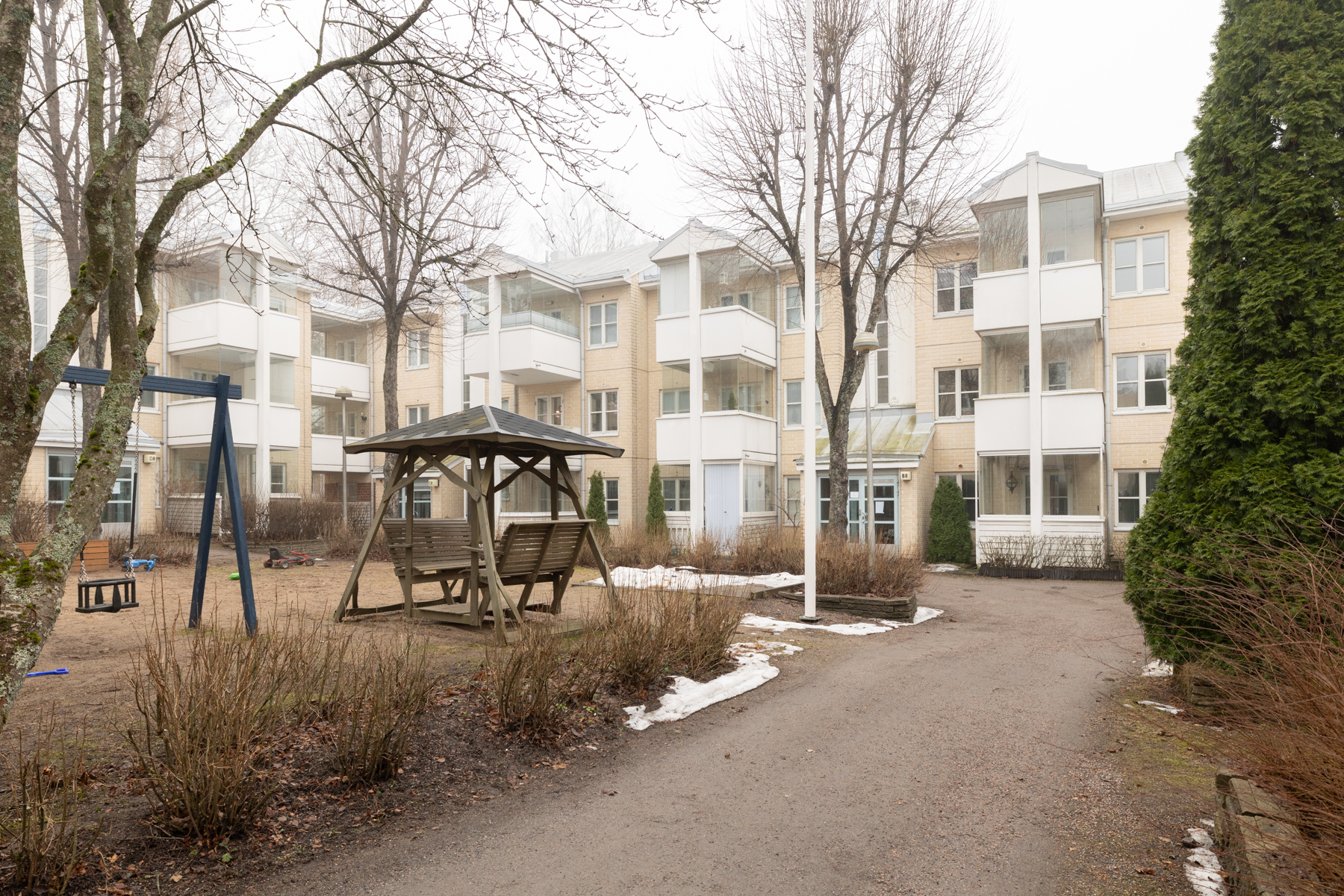 Taloyhtiön pihaa