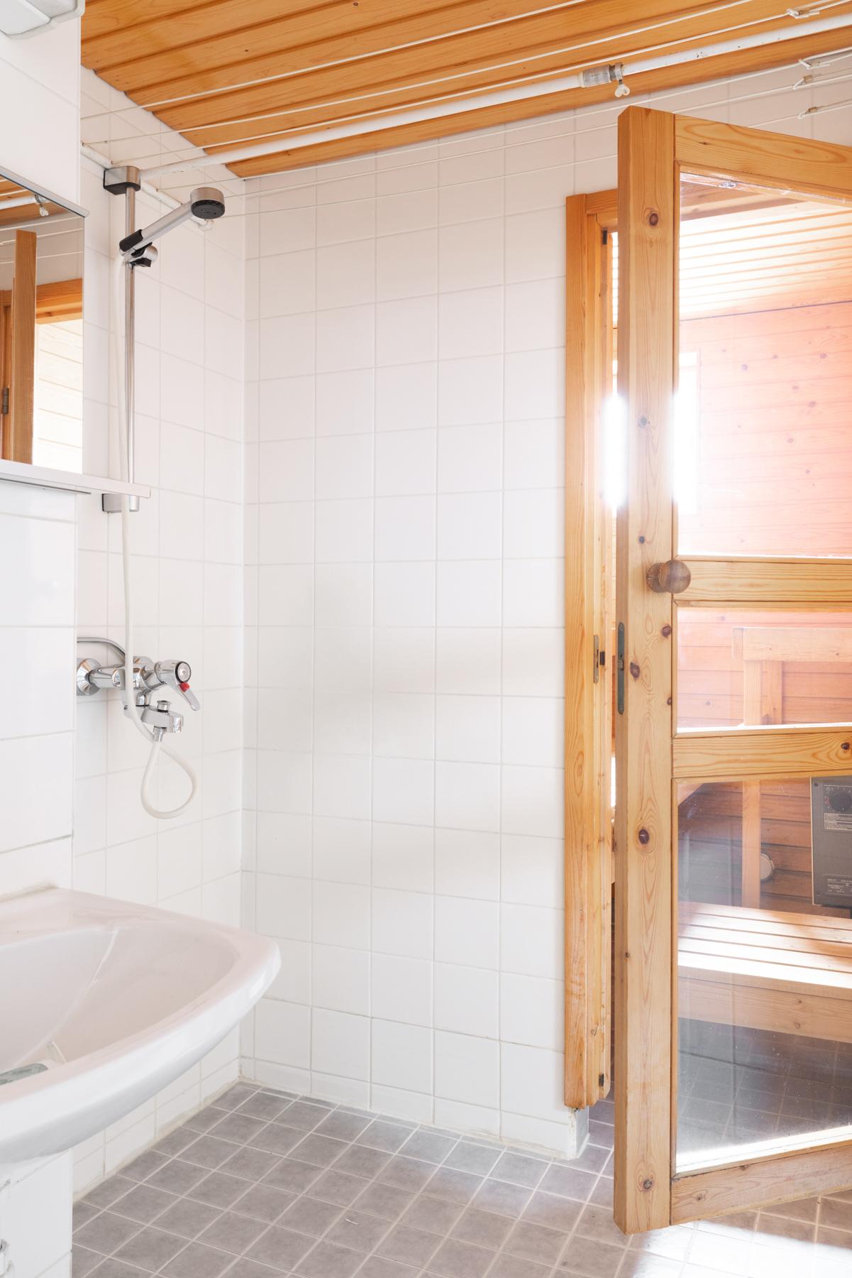 Kylpyhuone ja kulku saunaan