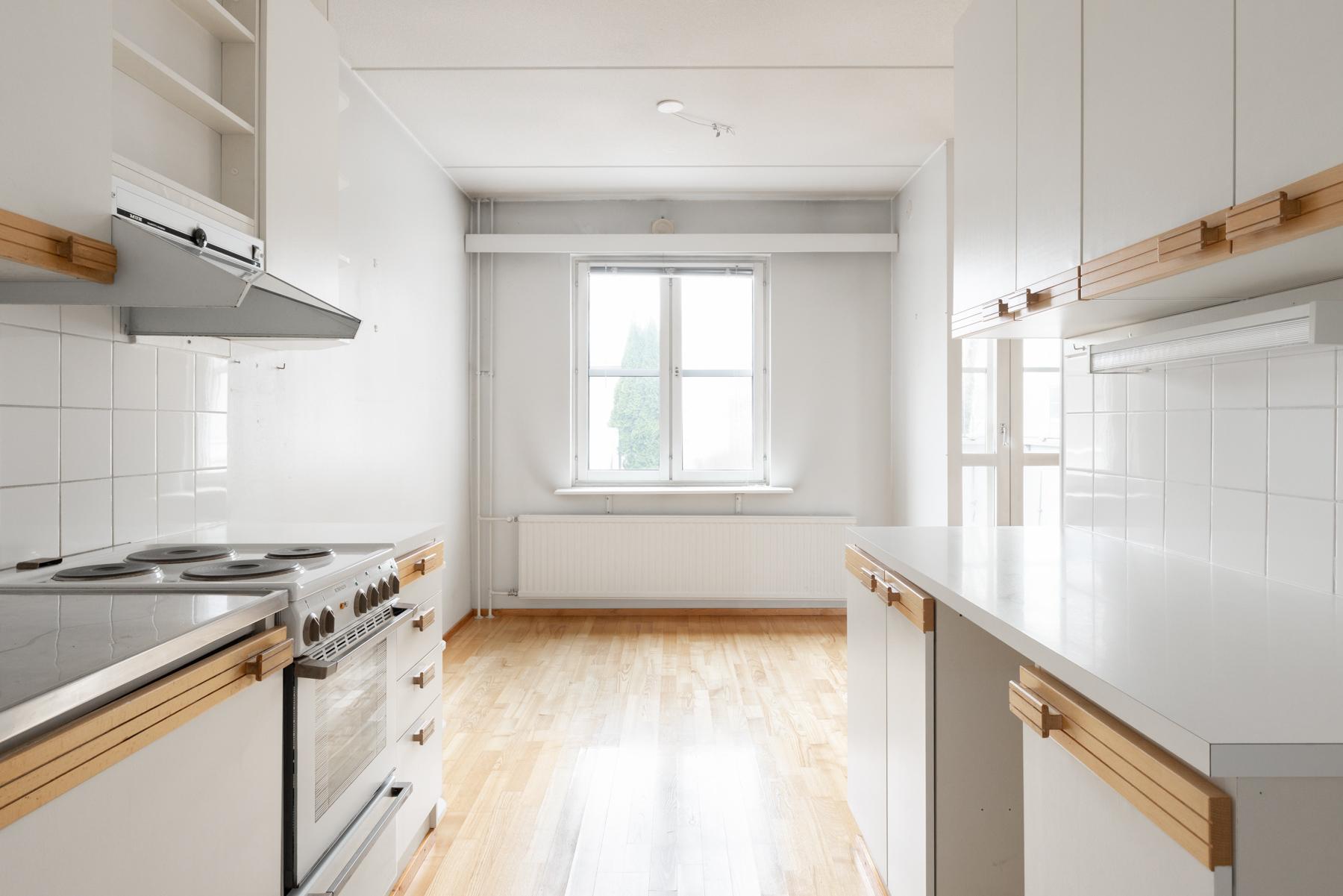 Keittiöstä ruokailutilaan