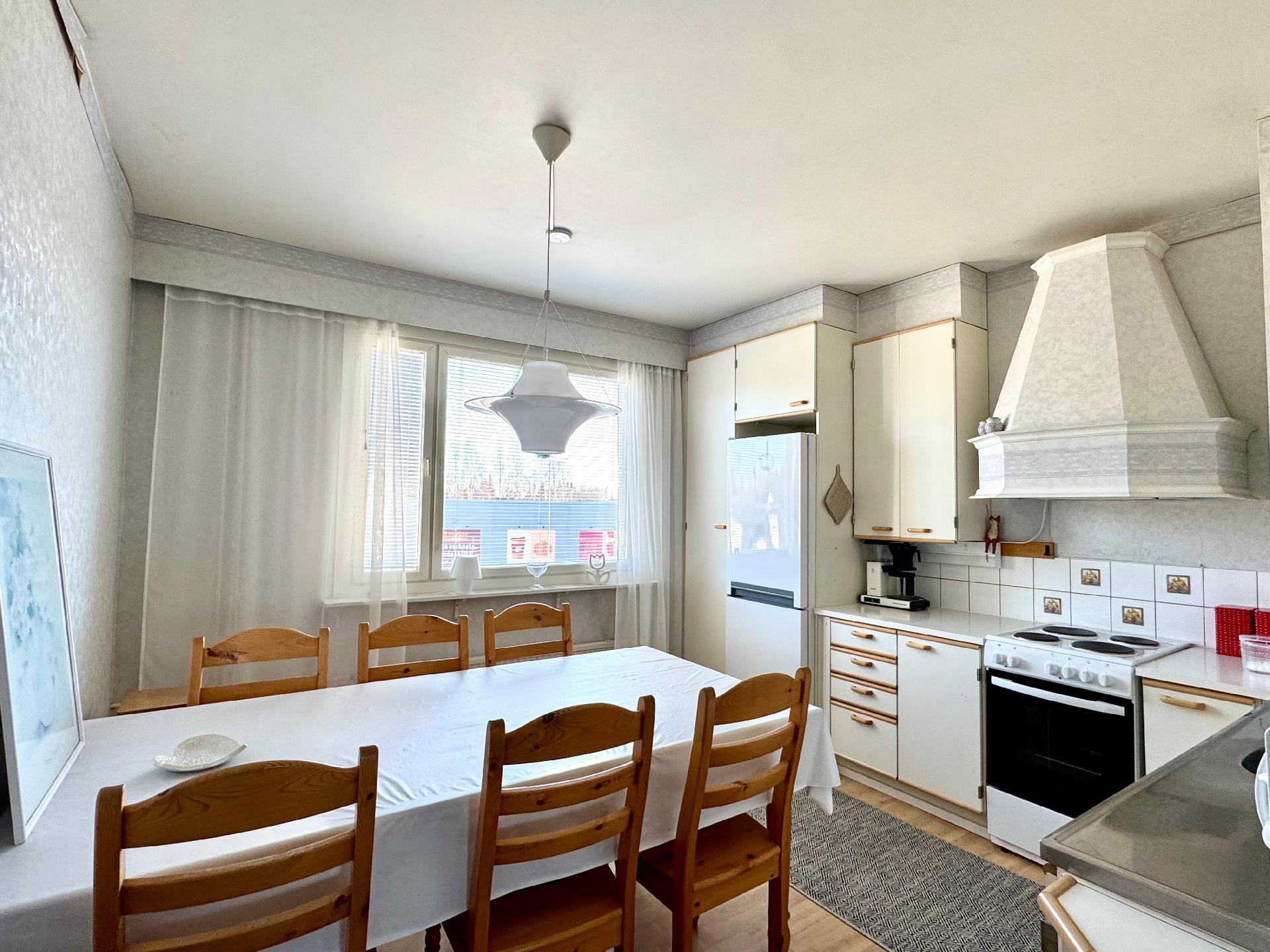 Keittiöön mahtuu isokin pöytä