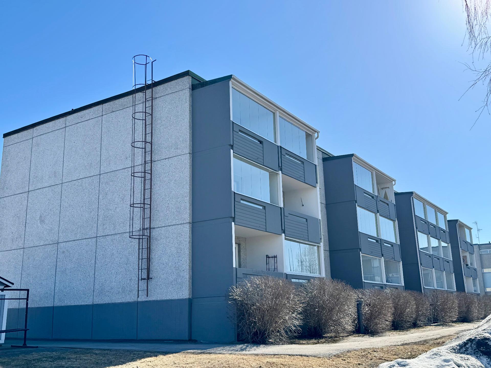 Parvekkeet ilta-auringon puolella