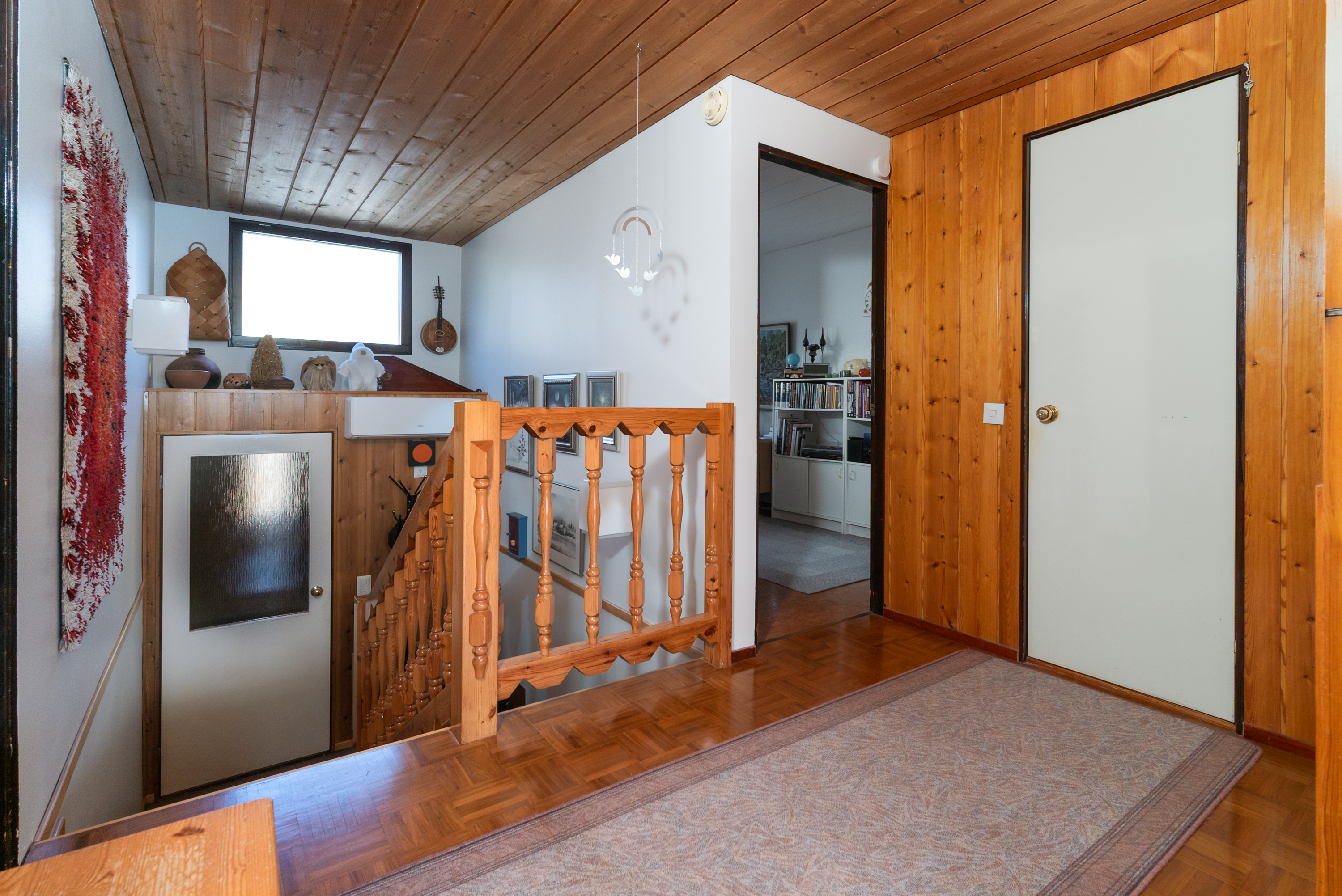 Yläkerrasta portaikkoon