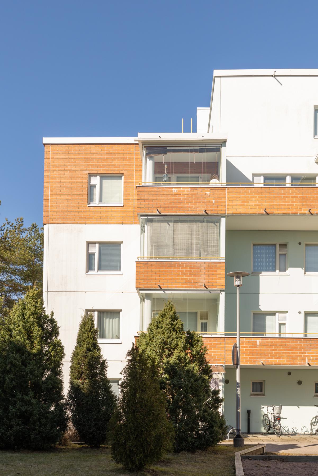 Lasitettu parveke pihalta