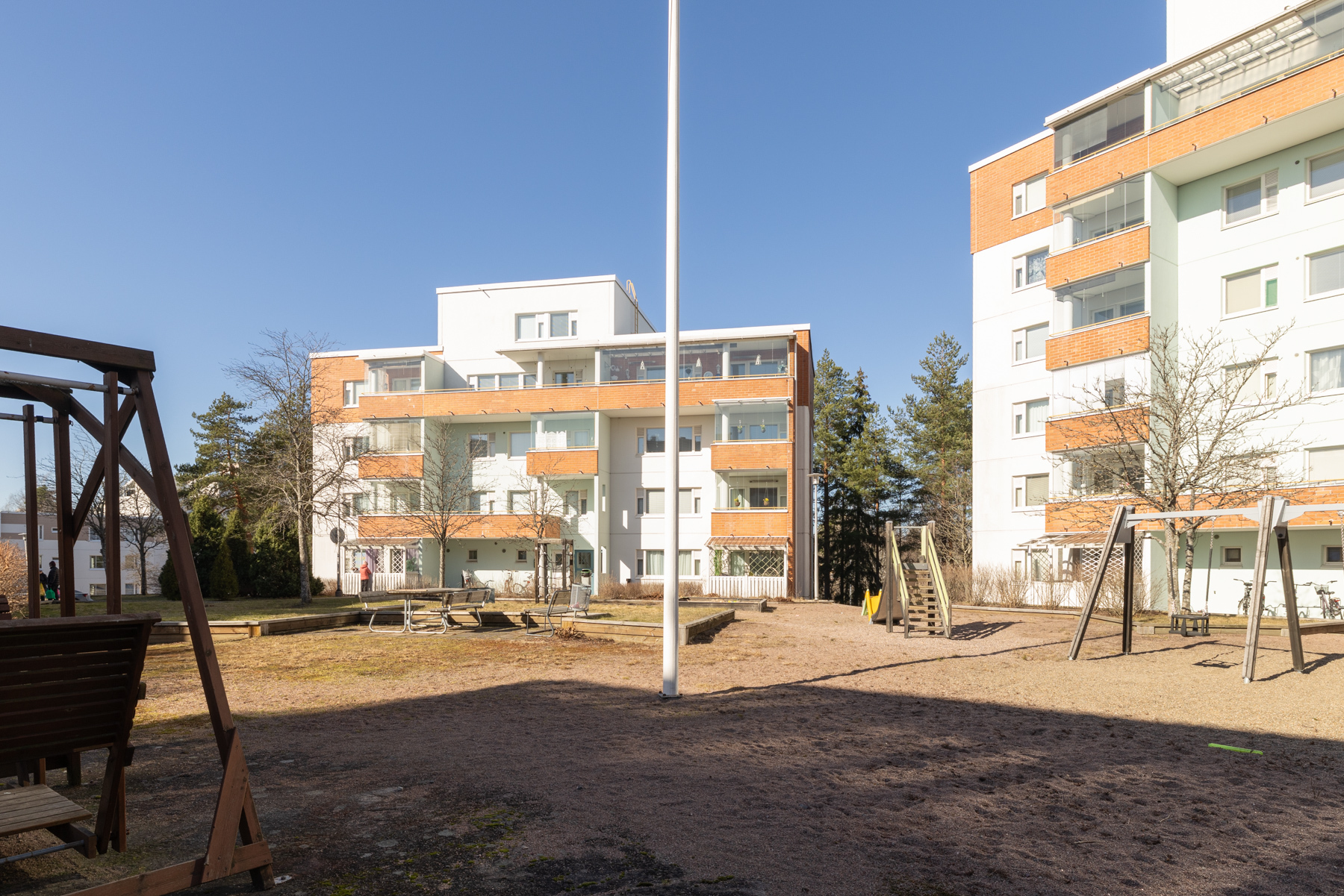 Taloyhtiön pihaa