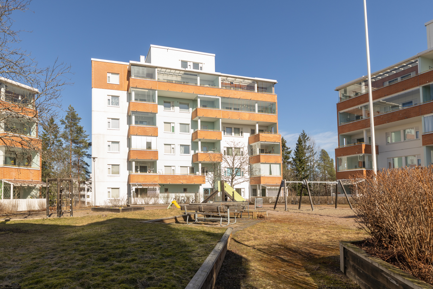 Taloyhtiön pihaa
