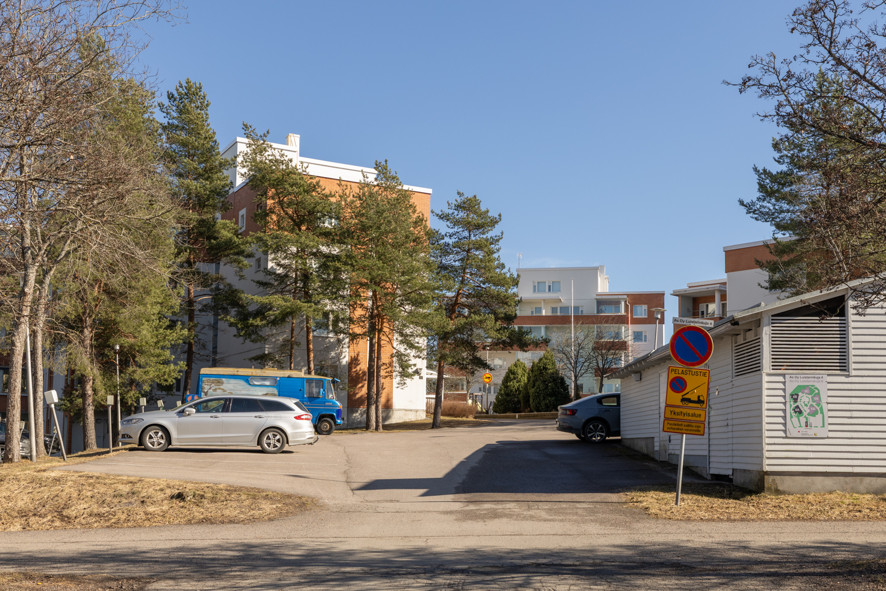 Parkkipaikkaa