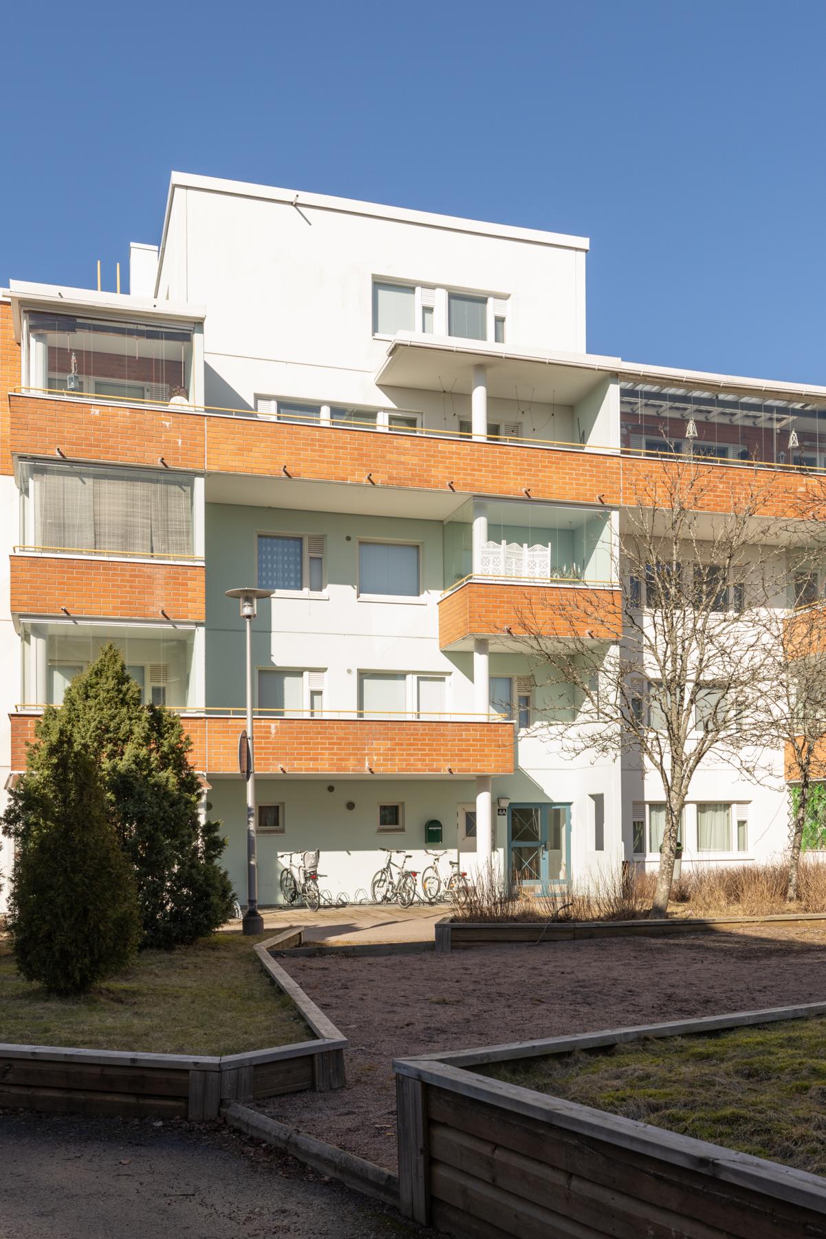 Talo pihan ja parvekkeen puolelta