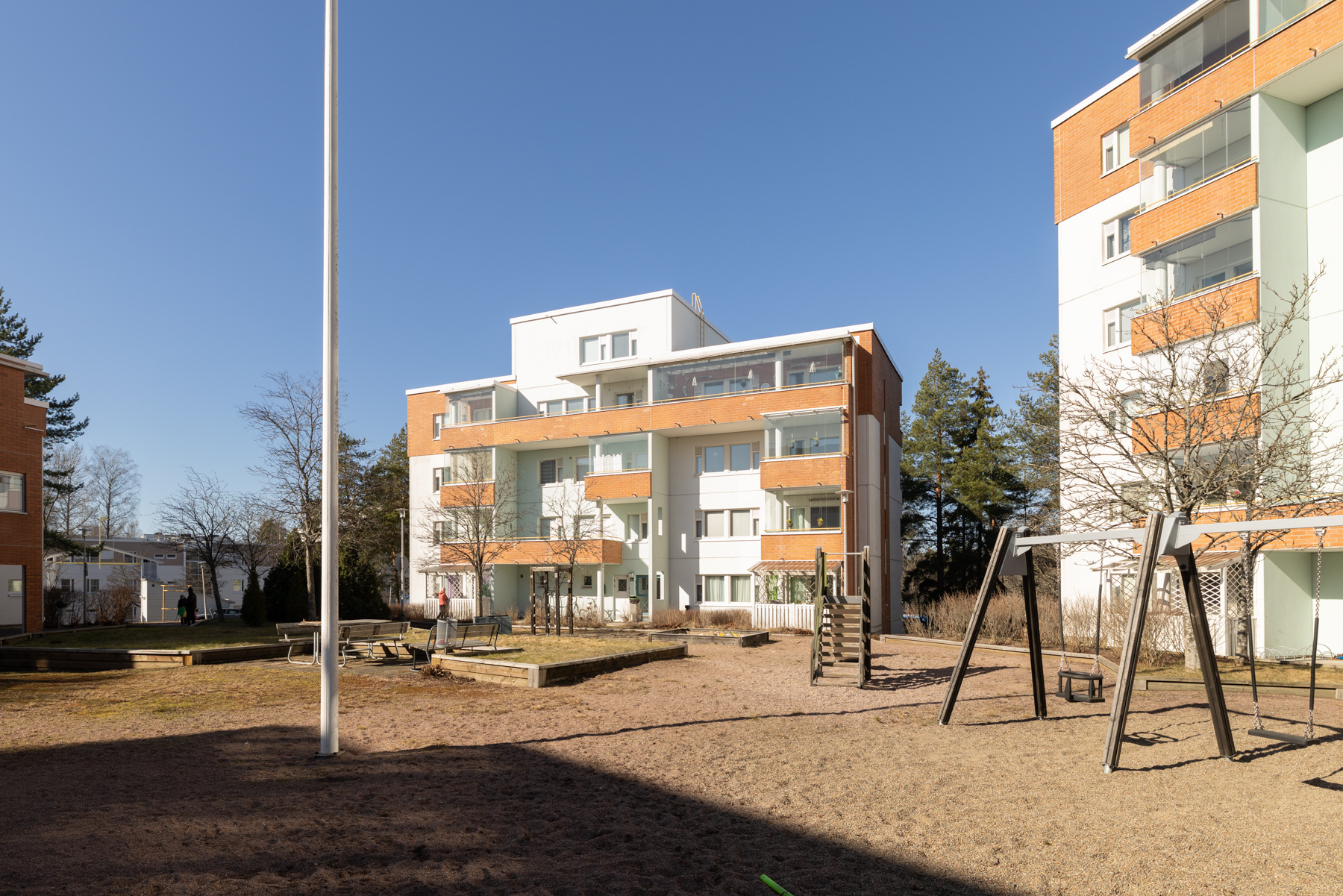 Taloyhtiön pihaa