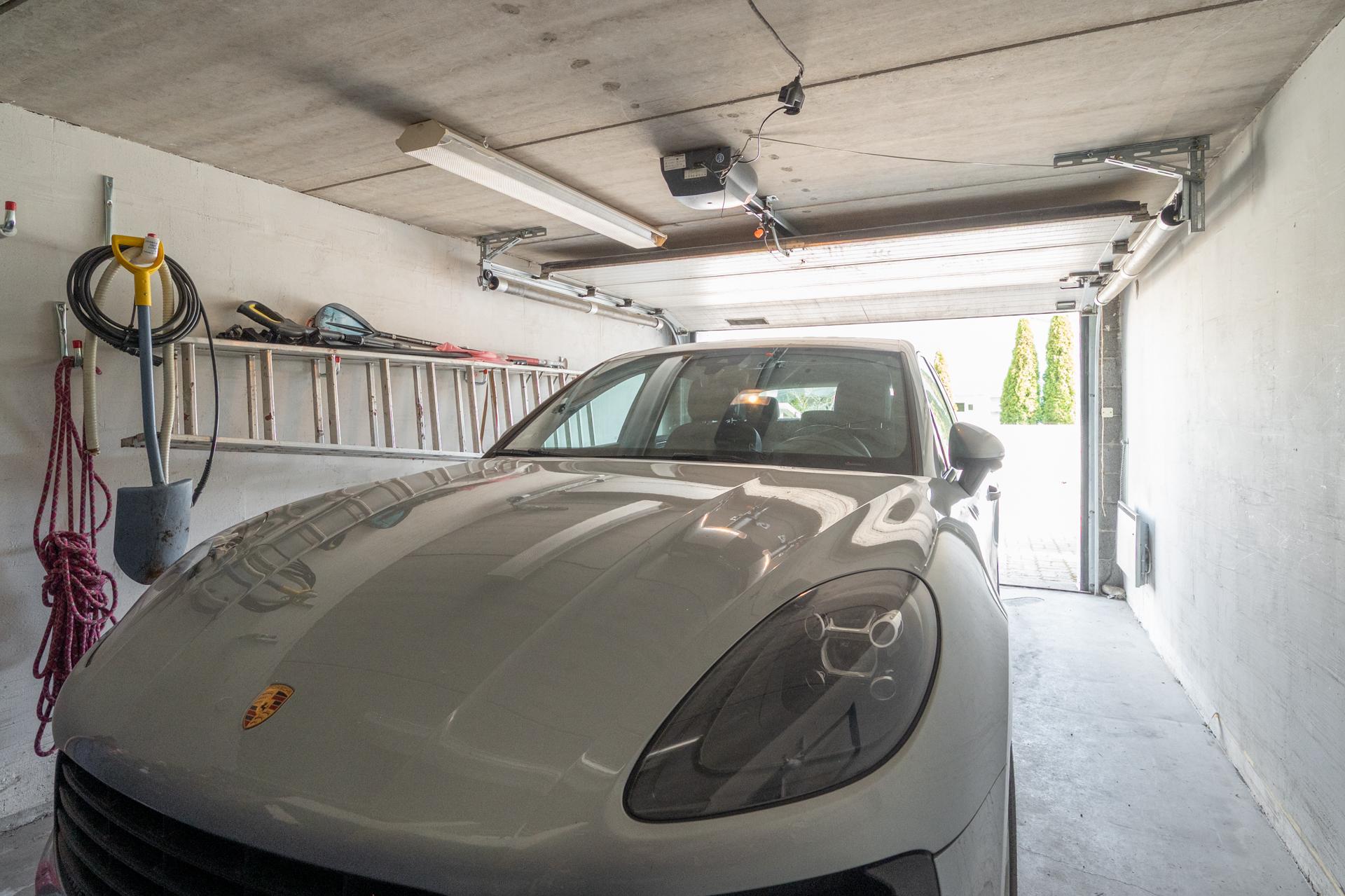 Asunnolle kuuluu autotalli, jossa myös hyvin varastotilaa