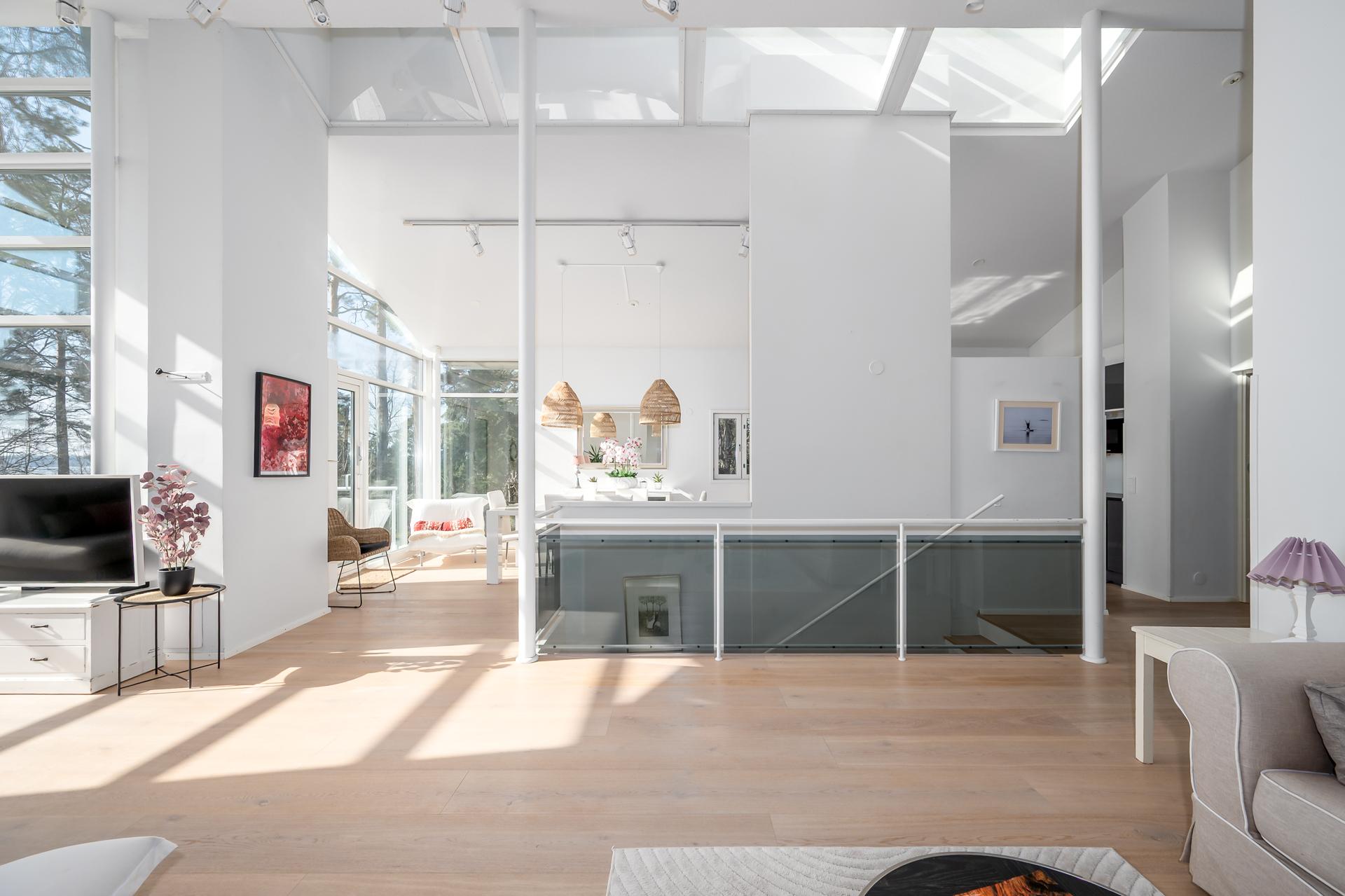 Korkea huonekorkeus ja selkeä, moderni arkkitehtuuri korostavat tilan ilmavuutta