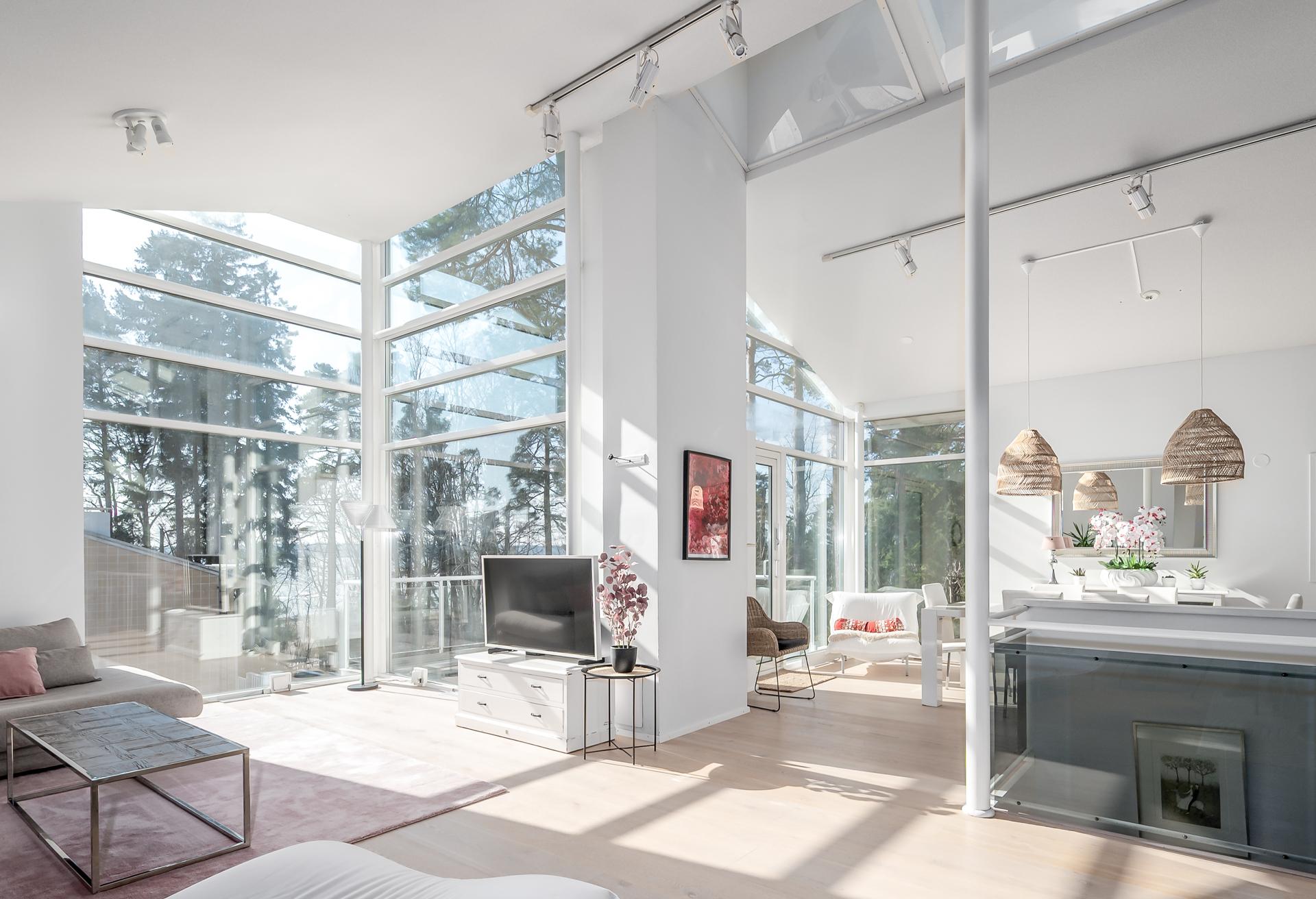 Valoisa ja avara olohuone–ruokailutila muodostaa kodin näyttävän sydämen