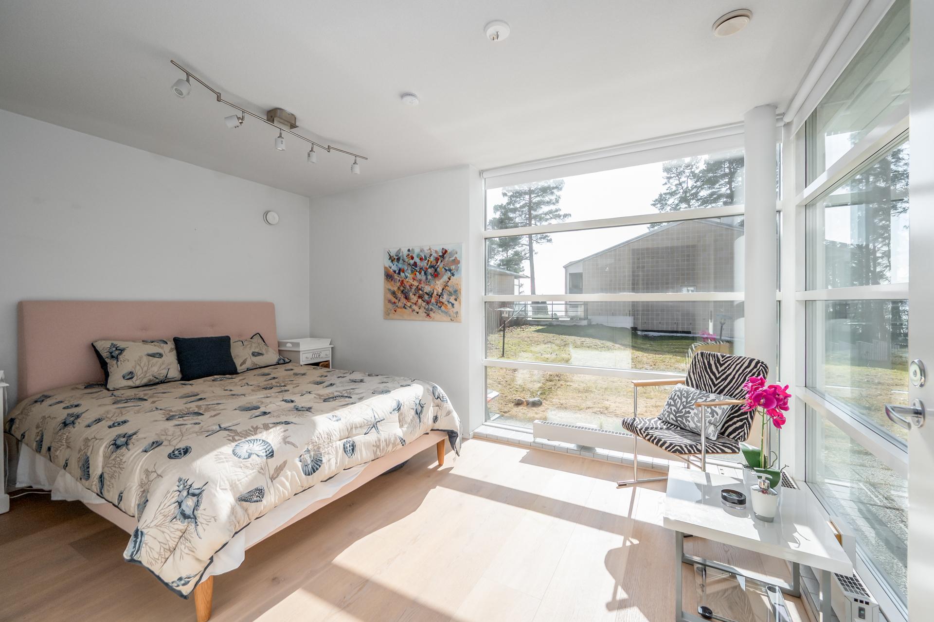 Alakerran päämakuuhuoneessa on isot ikkunat omalle aidatulle pihalle