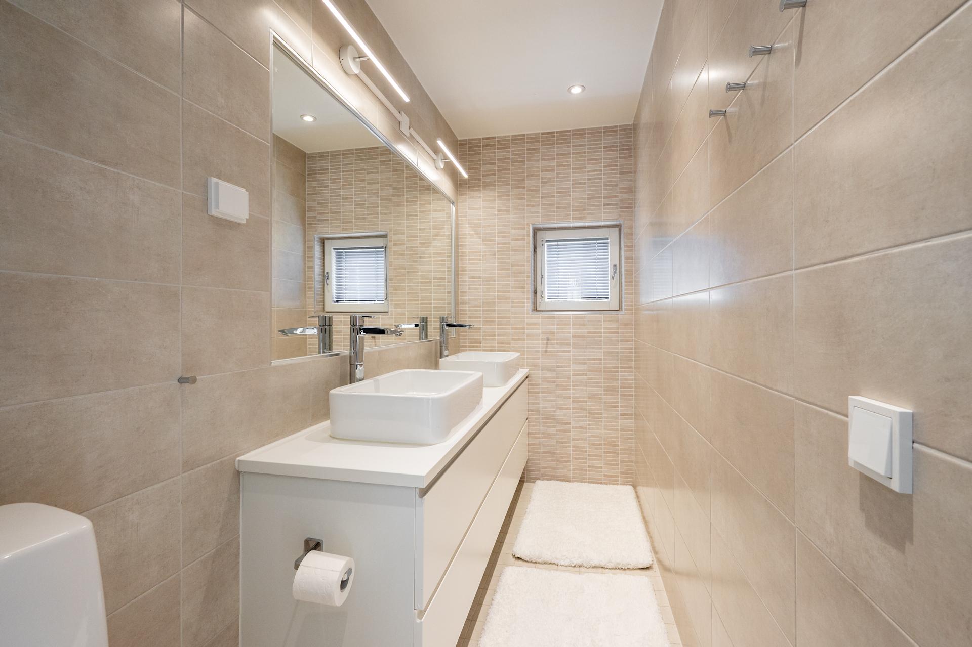 Alakerran kaunis kph/wc on uusittu 2020. 