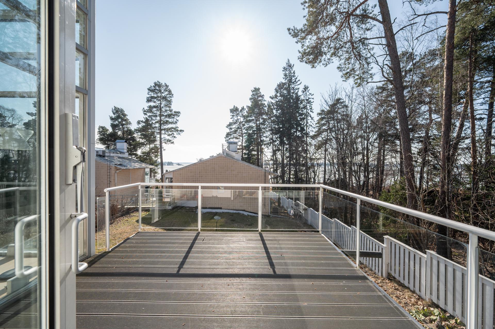 Ihana terassi avautuu merelle etelään ja länteen ruokailutilasta