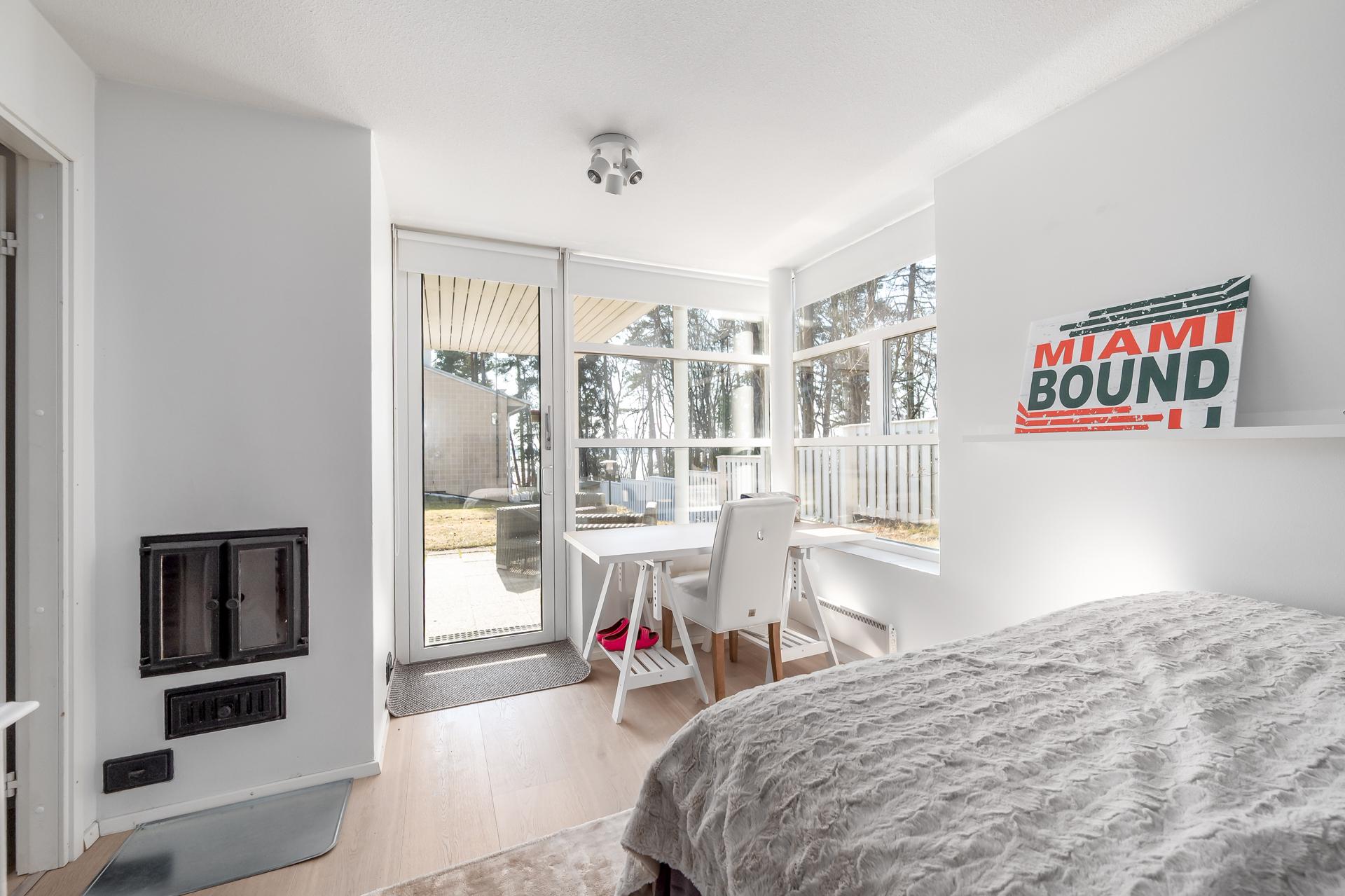 Toisesta huoneesta on käynti alaterassille ja pihalle