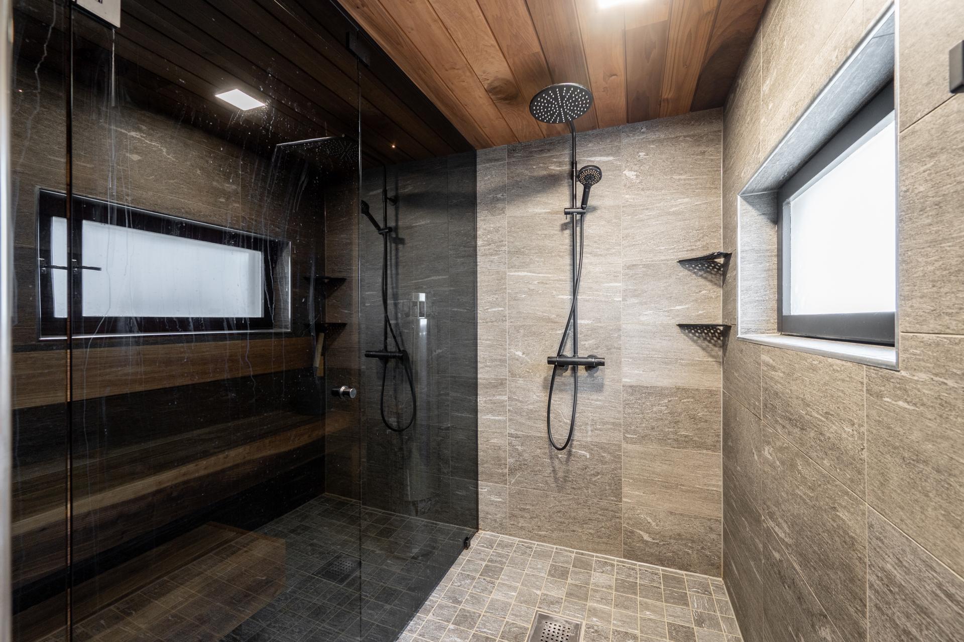 Tyylikkäät lasi- ja kivipinnat tuovat tilaan ripauksen luksusta