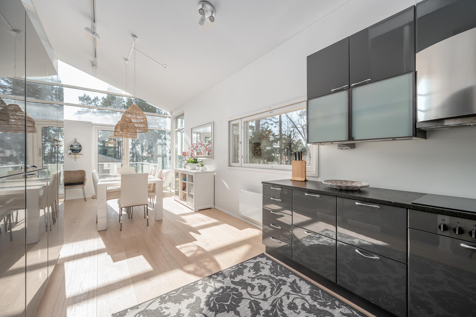 Tilava ja pohjaratkaisultaan toimiva keittiö, jossa on Snaideron kalusteet