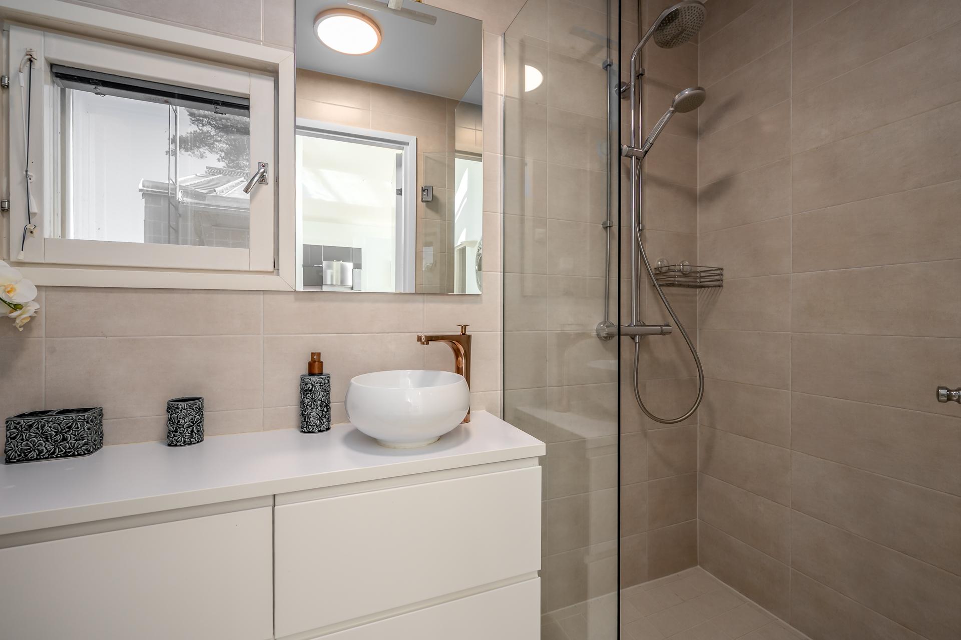 Sisääntulokerroksen kylpyhuone/wc on kauniisti uusittu 2020