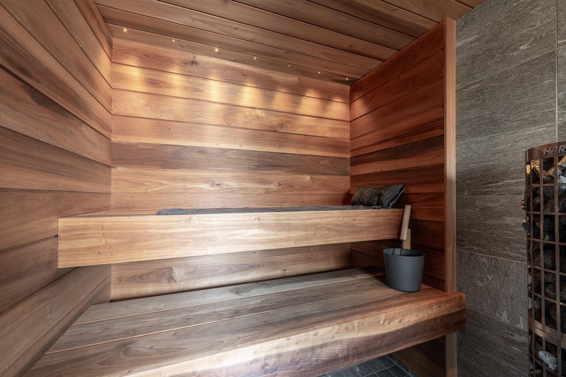 Saunan puupinnat katossa ja seinissä tuovat tilaan pehmeyttä 