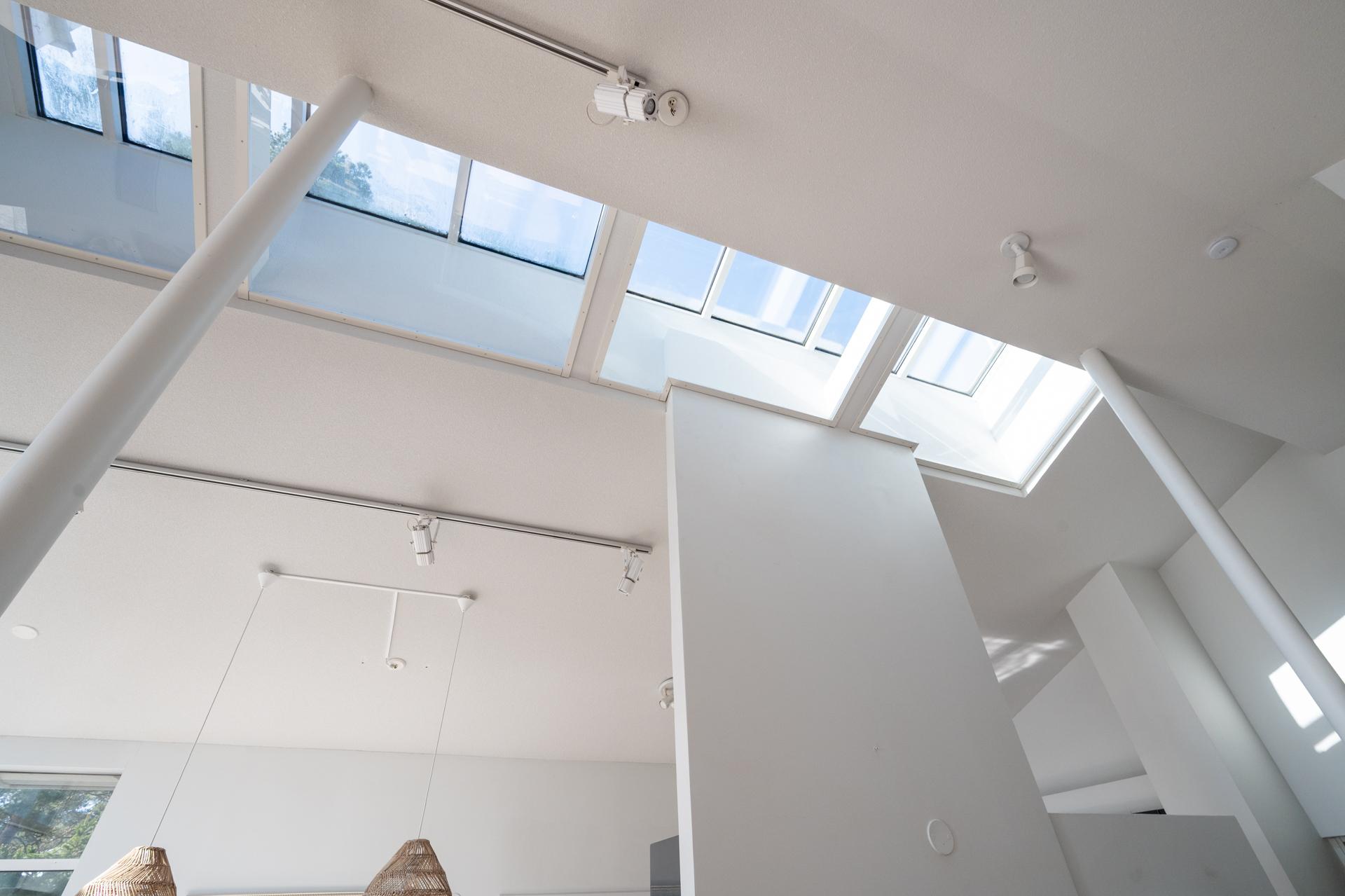 Kattoikkunat lisäävät valoisuutta