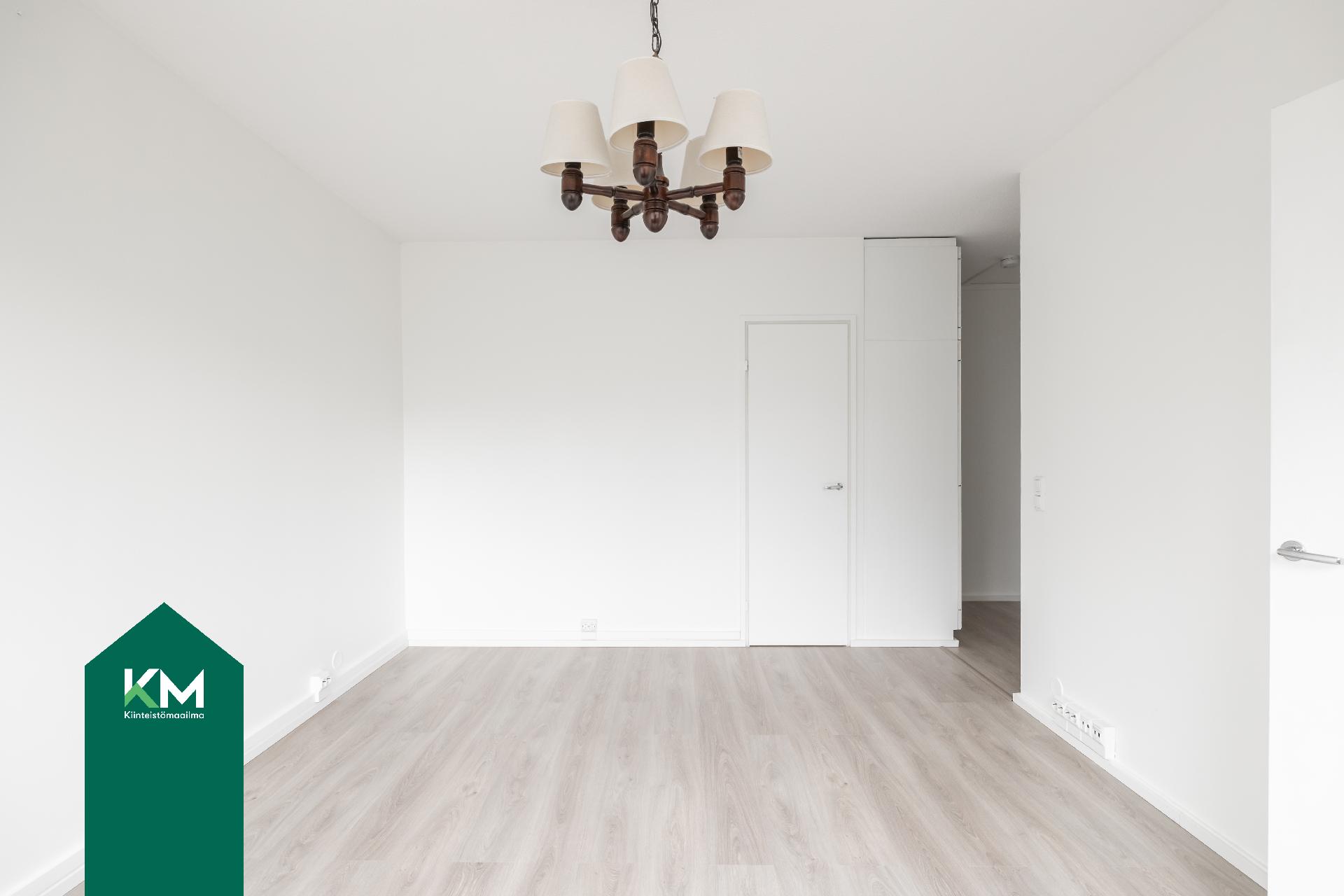 Olohuoneen perällä on ovi vaatehuoneeseen