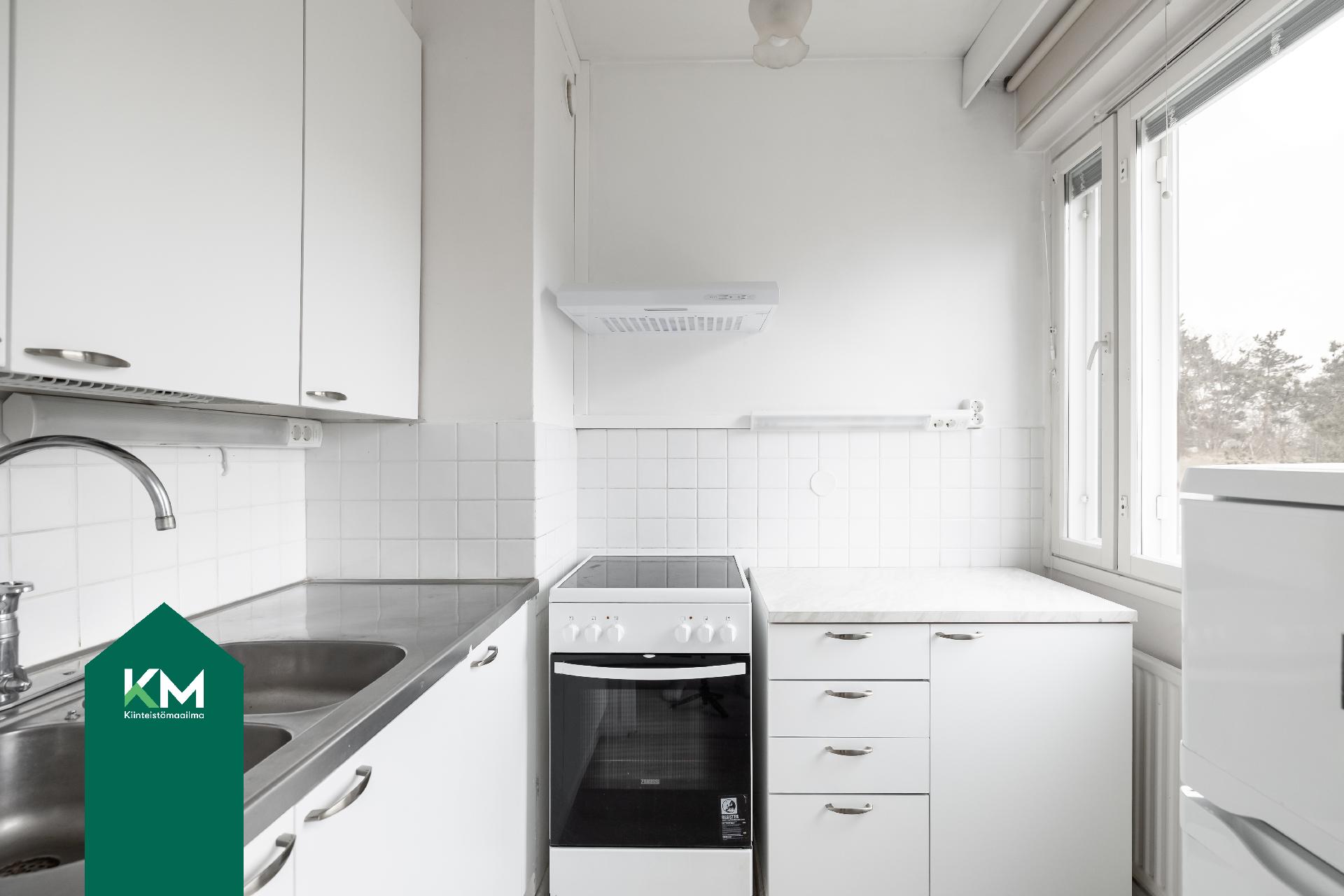 Keittiökaapistot on vaaleat ja siistit