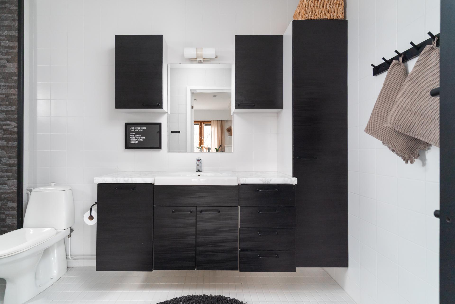 kylpyhuone master bedroomin yhteydessä