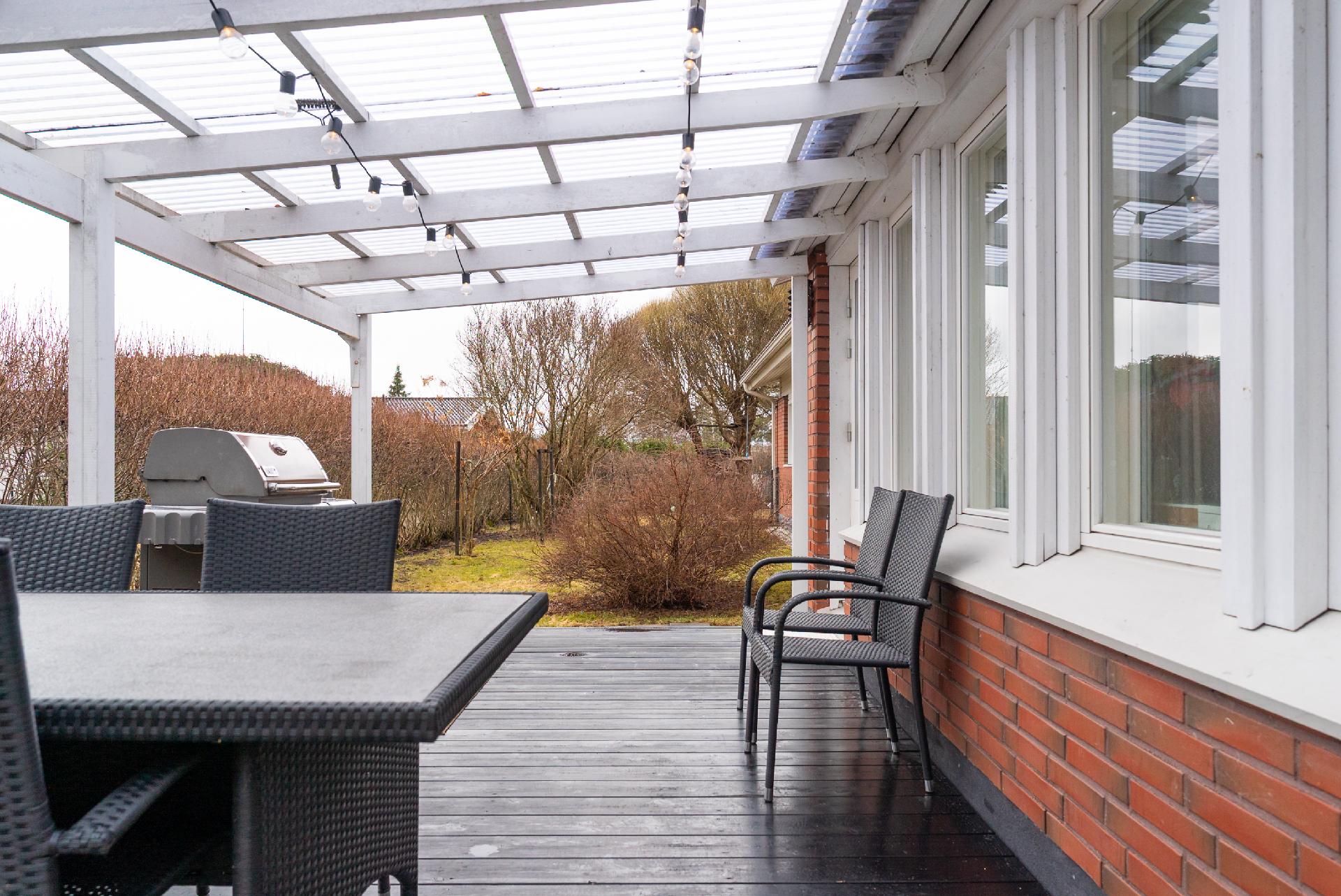 katettu terassi takapihalla