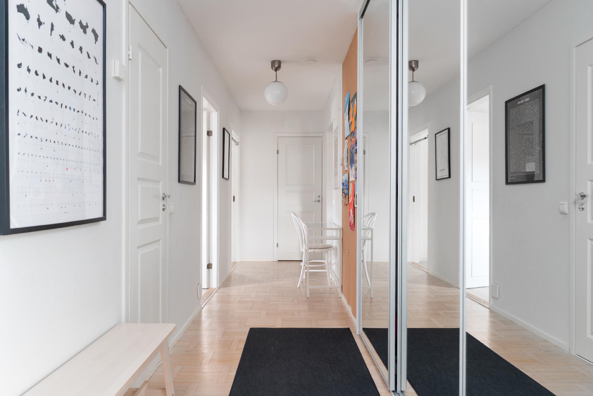 eteinen, runsaine kaappeineen