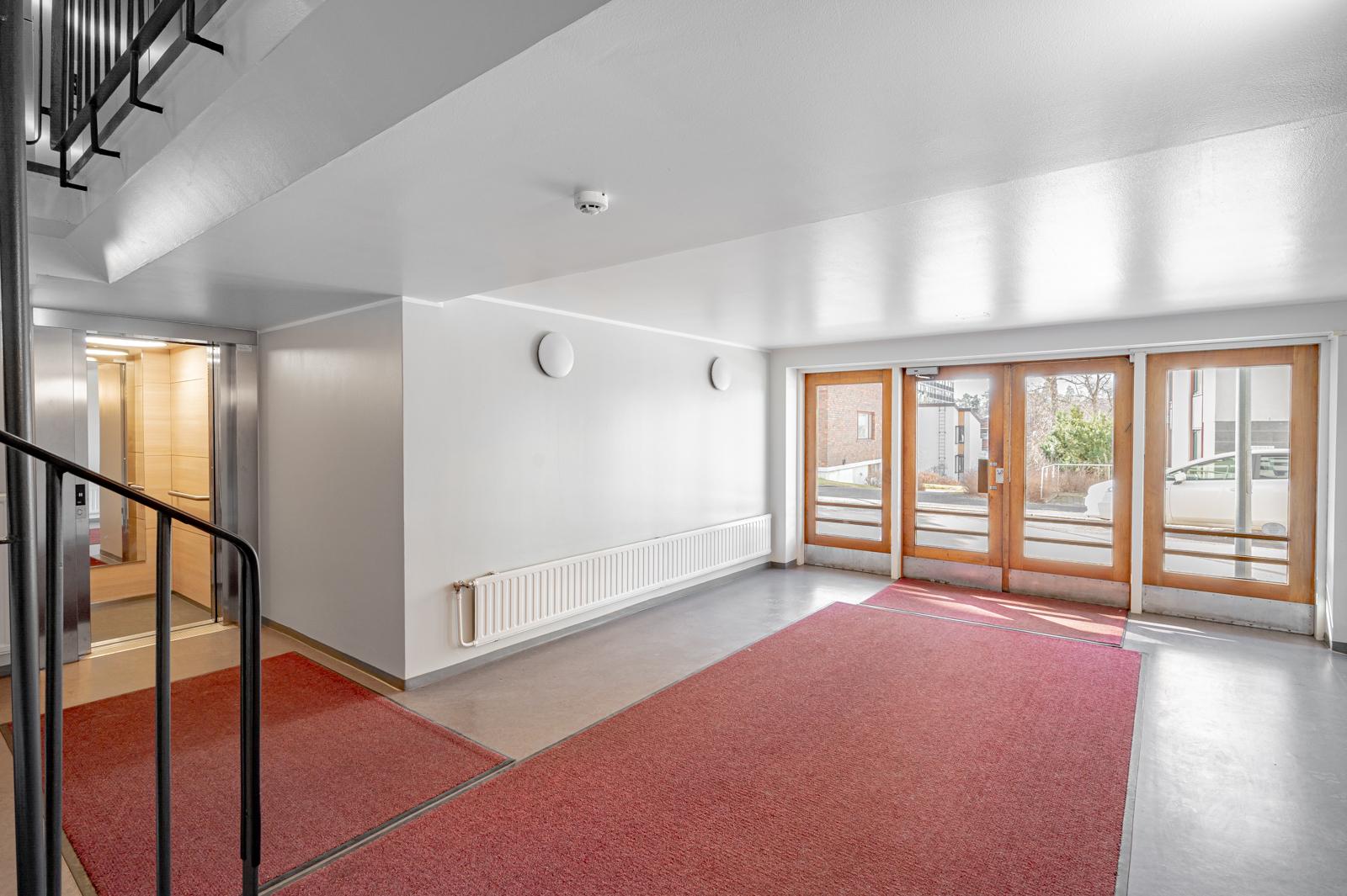 Esteetön kulku hissiin