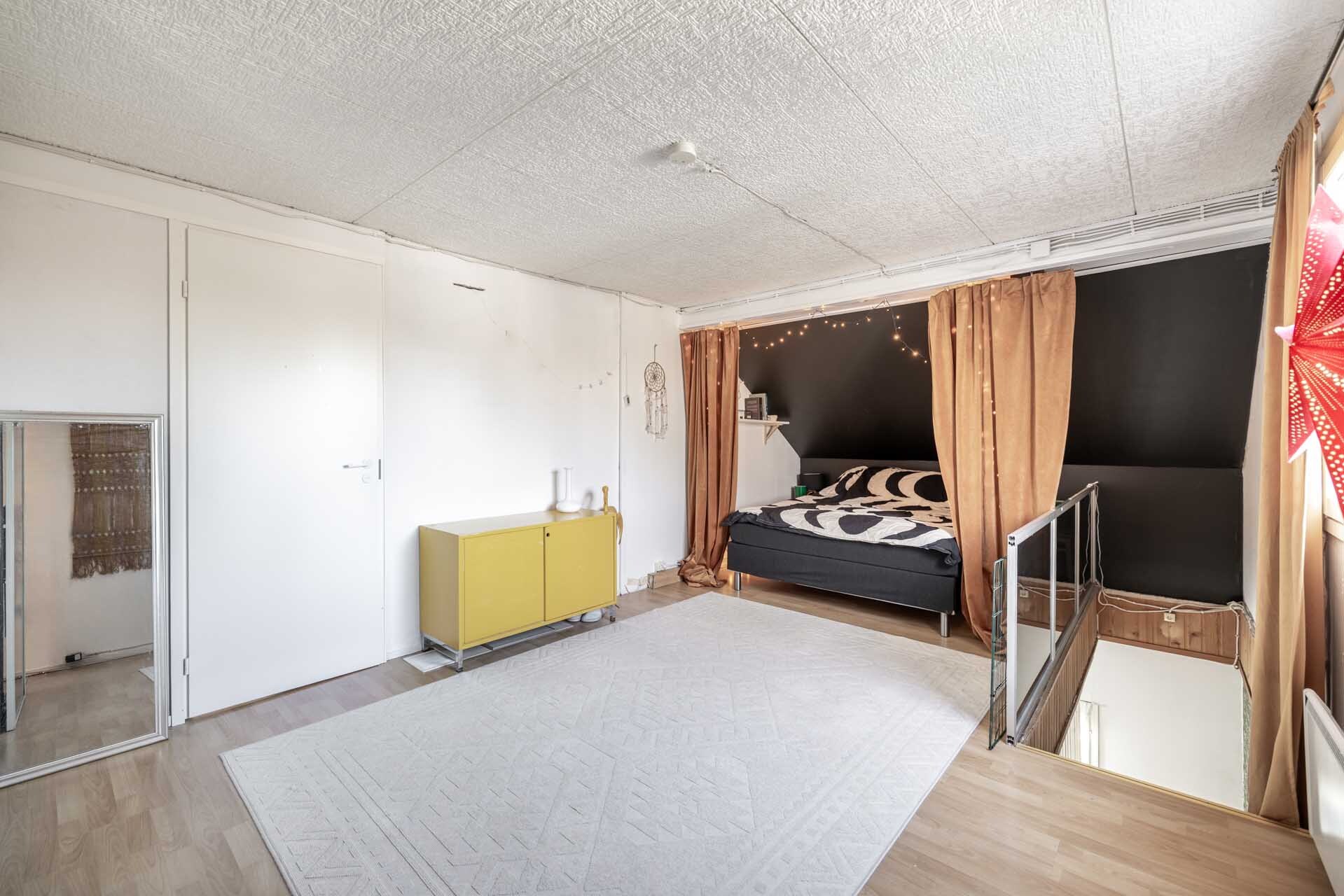 yläkertaa, makuuhuone1/aulatila