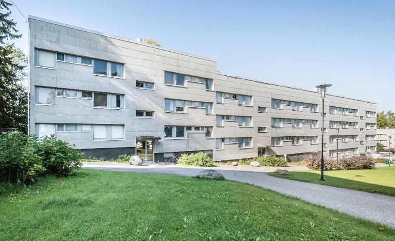 Julkisivu kesäaikaan