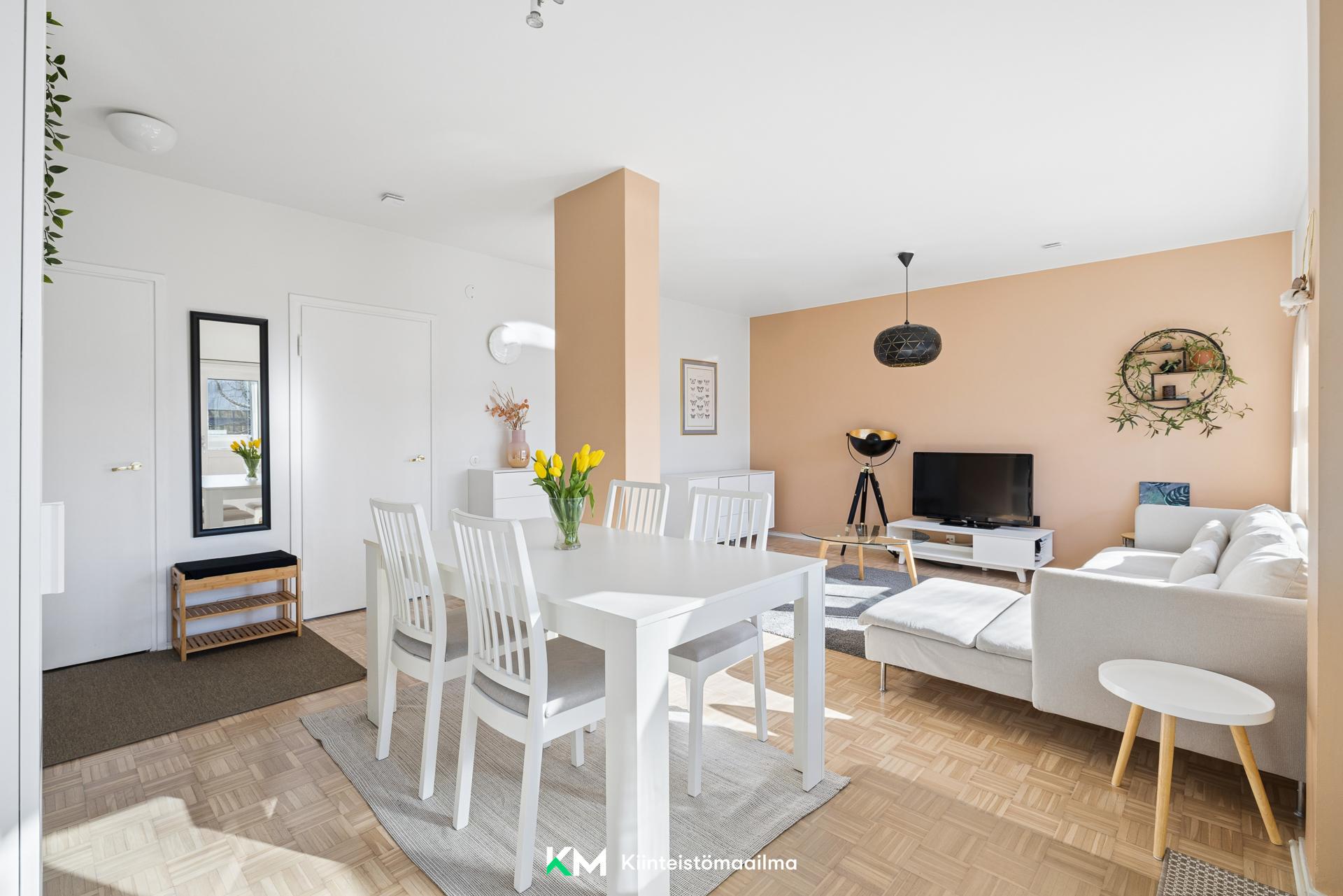 Ruokailutila ja olohuone