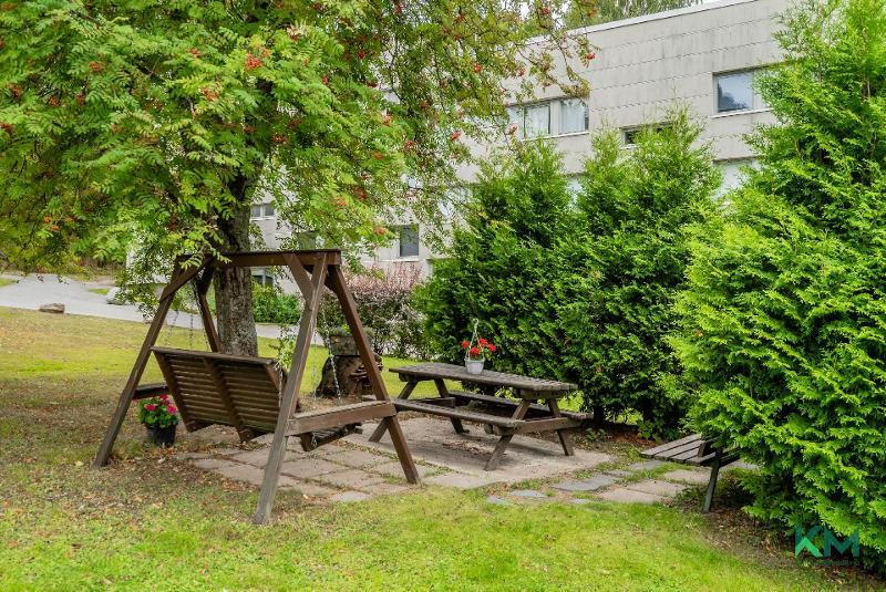 Kesätunnelmia yhtiön pihalta