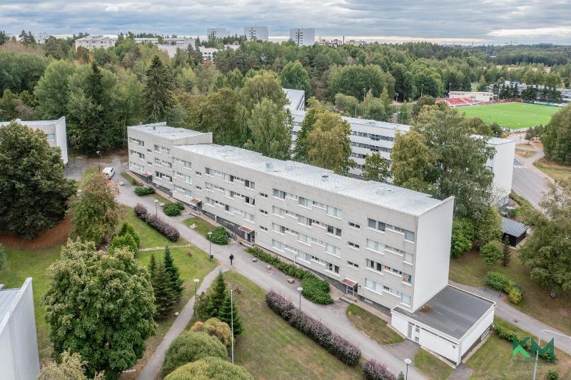 Talo ilmakuvassa kesäaikaan