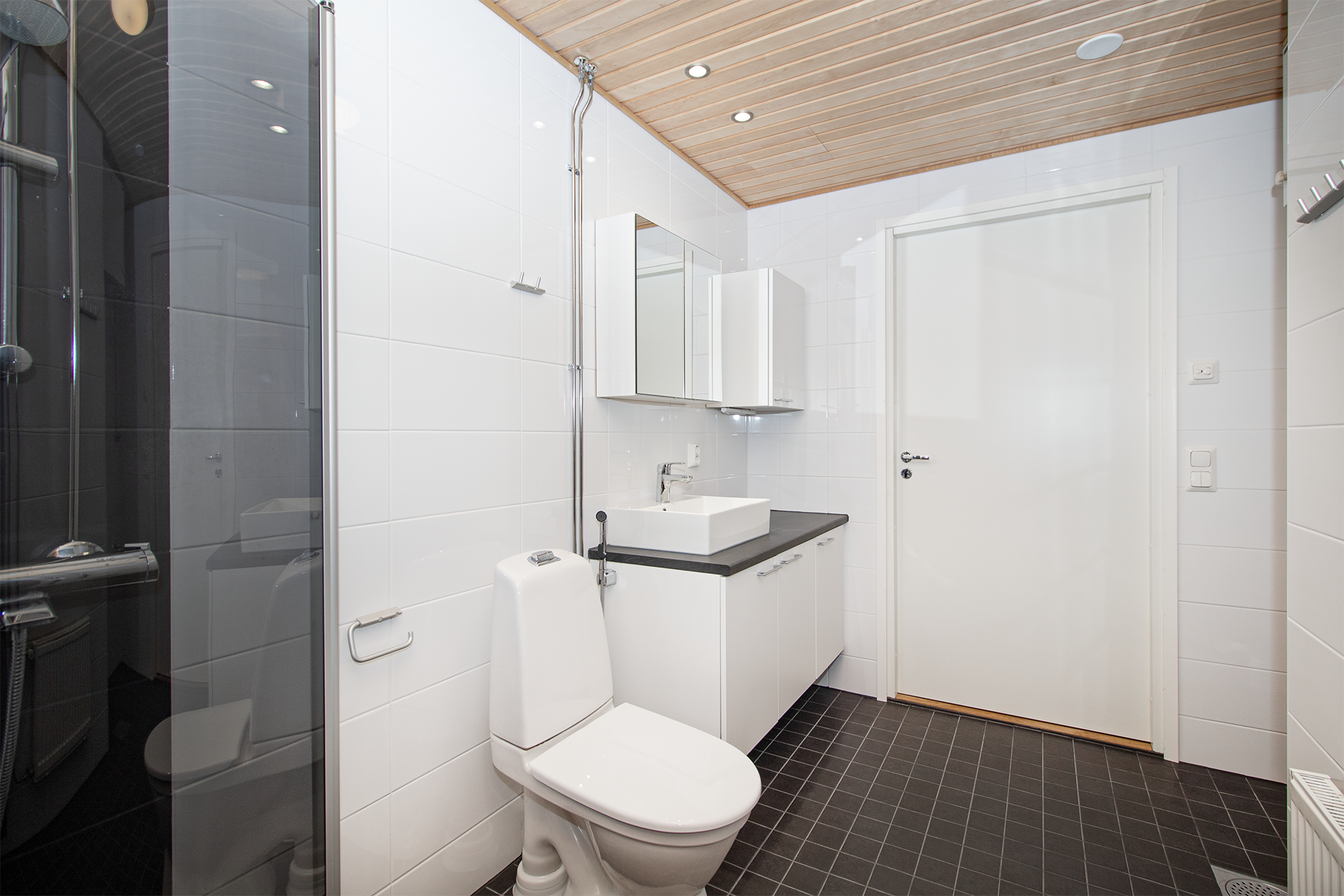 kylpyhuoneessa Wc-istuin