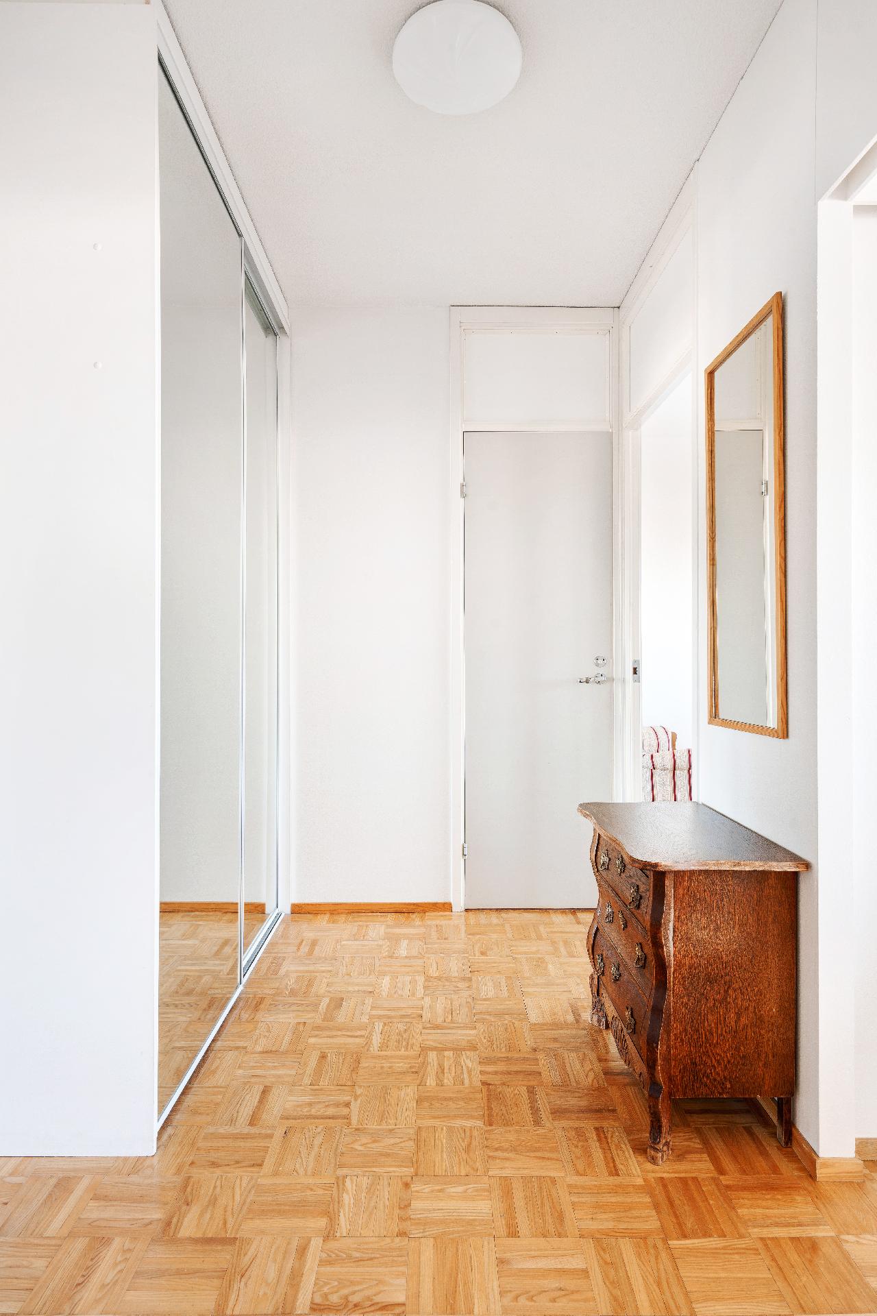 Eteisessä on isot ja tilavat kaapit