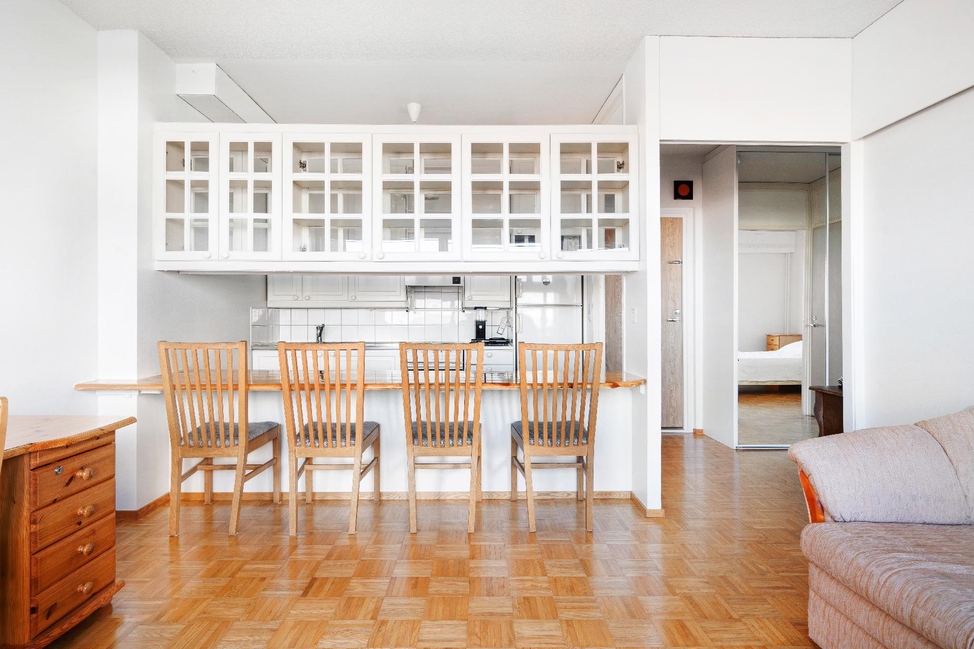 Keittiössä on käytännöllinen pöytä sekä kaapistot joka jakaa keittiön olohuoneesta 