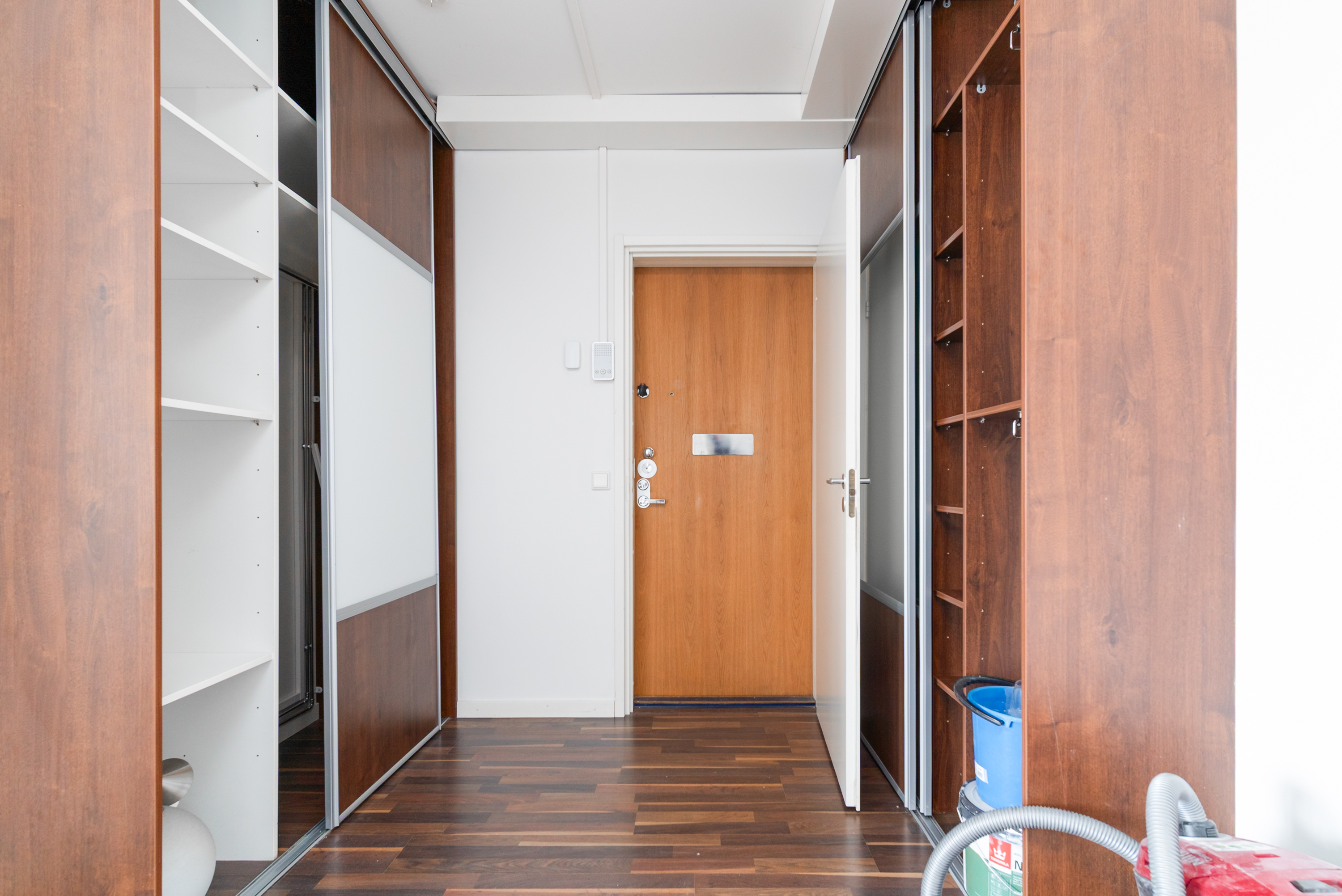 Eteisessä kaapistot