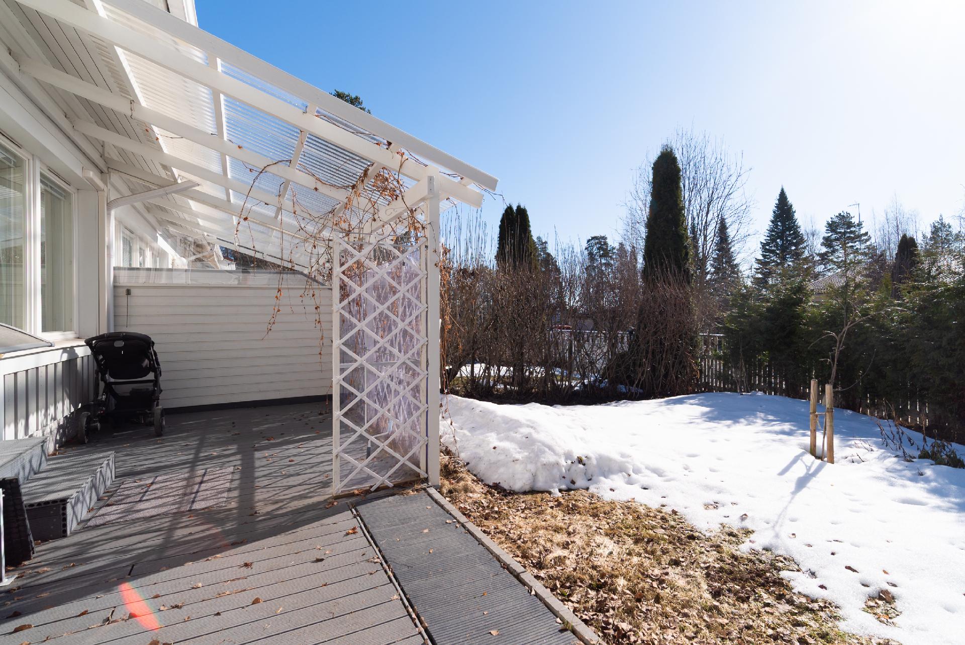 Terassia ja takapihaa