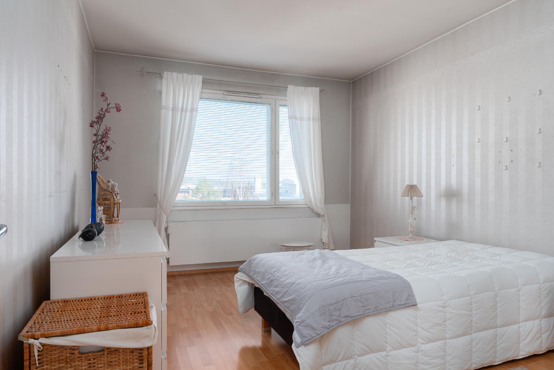 Makuuhuoneeseen mahtuu myös työpiste